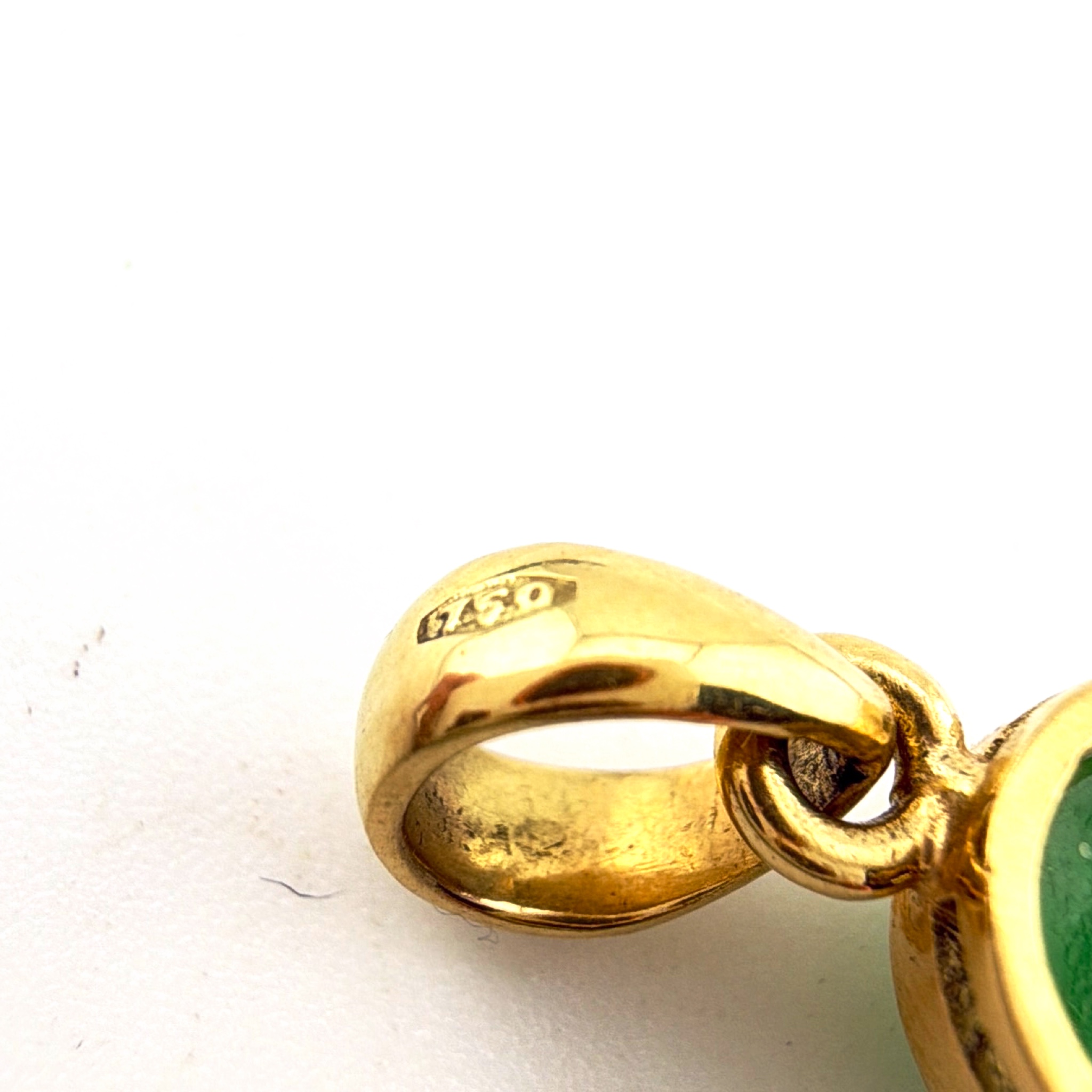 18K Yellow Gold Green Jade Cabochon 1.25 in Bezel Pendant 3.14g — Side