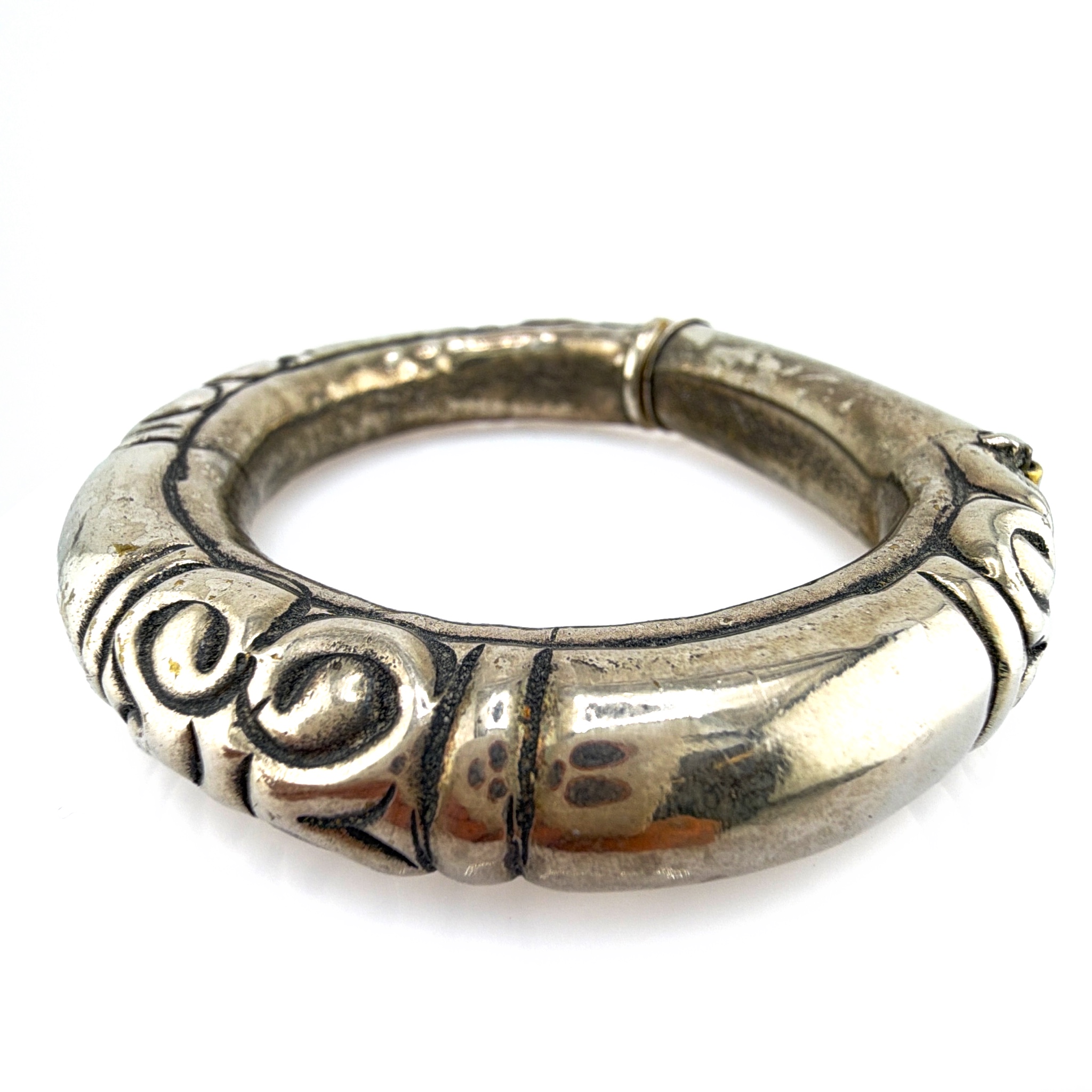 Silver Tone Scroll Motif Hinged Bangle Bracelet 37.59g 2.5 in — Side