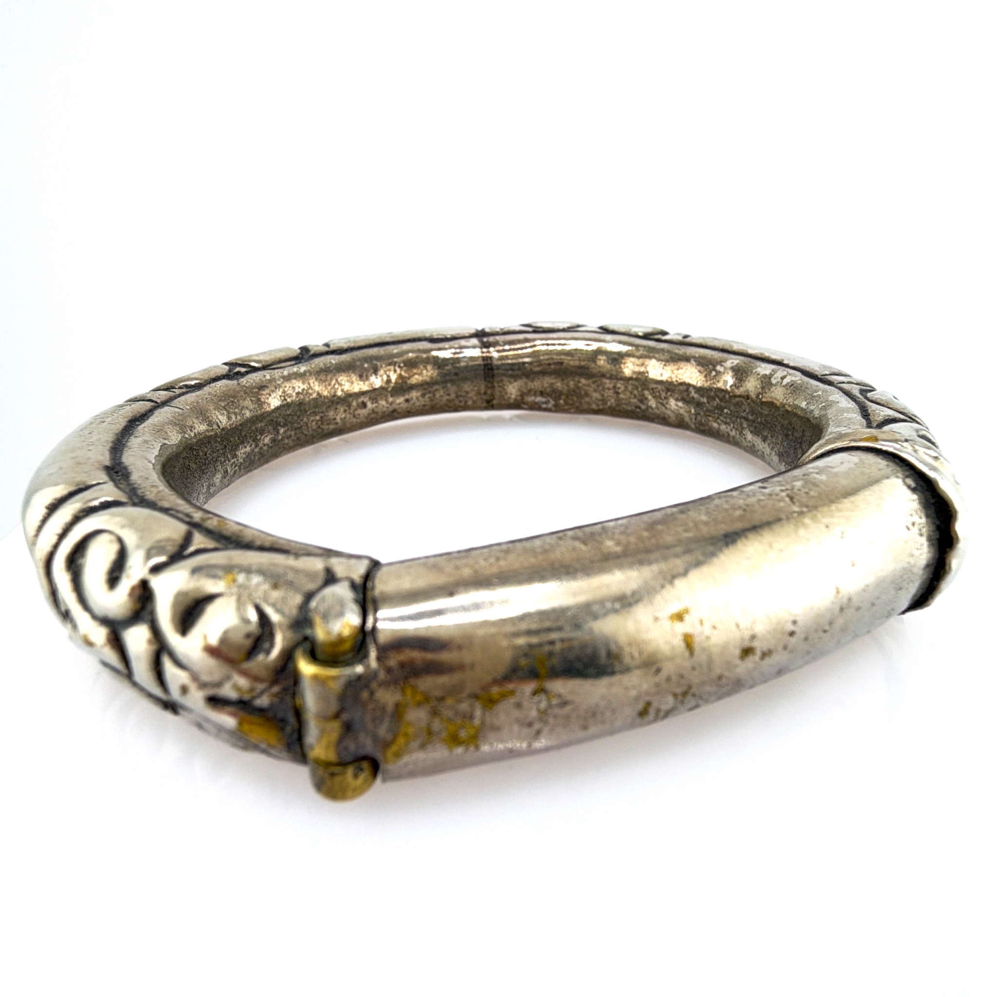 Silver Tone Scroll Motif Hinged Bangle Bracelet 37.59g 2.5 in — Side