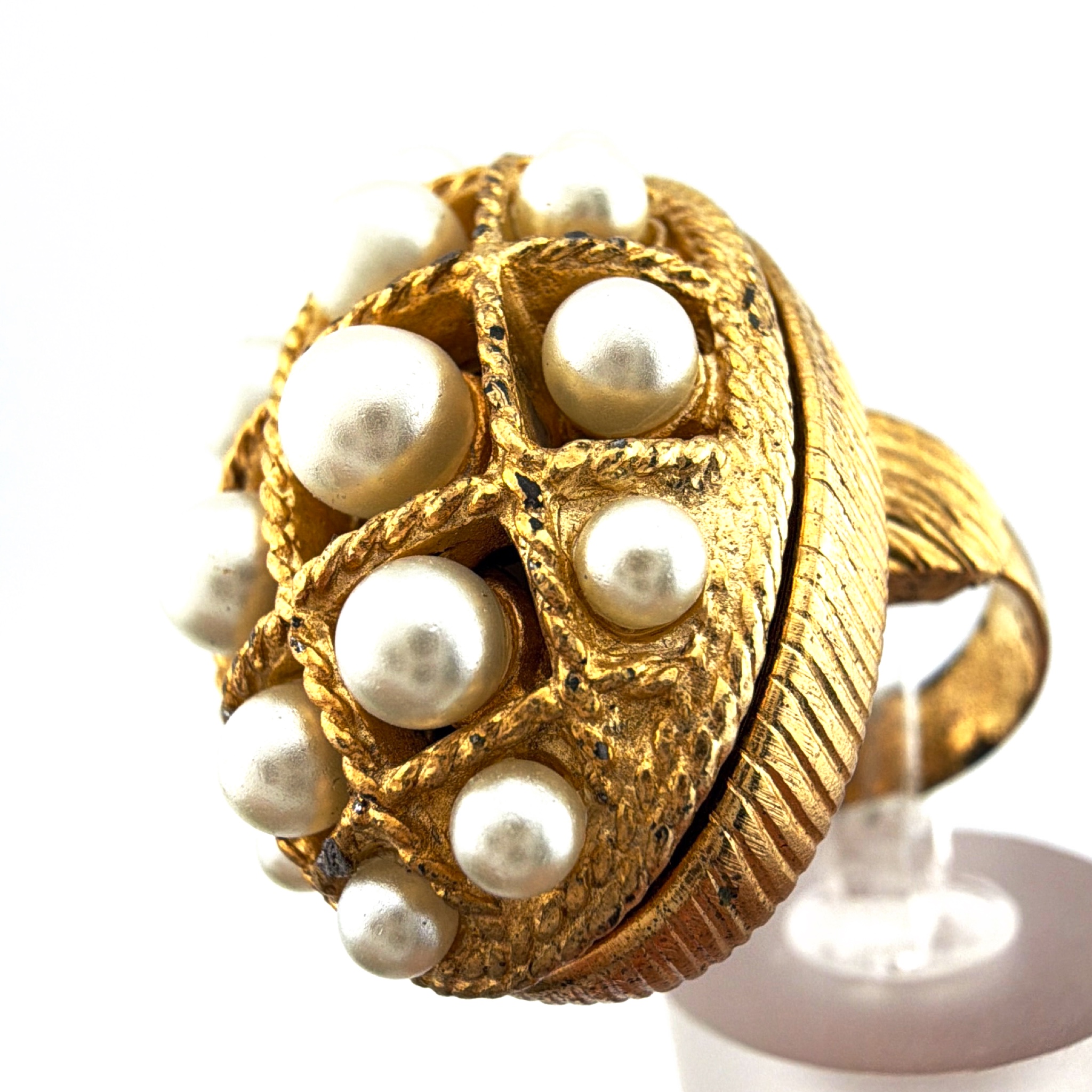 70s Size 5 Avon Gold Tone Faux Pearl Hinged Compartment Ring 20.87g