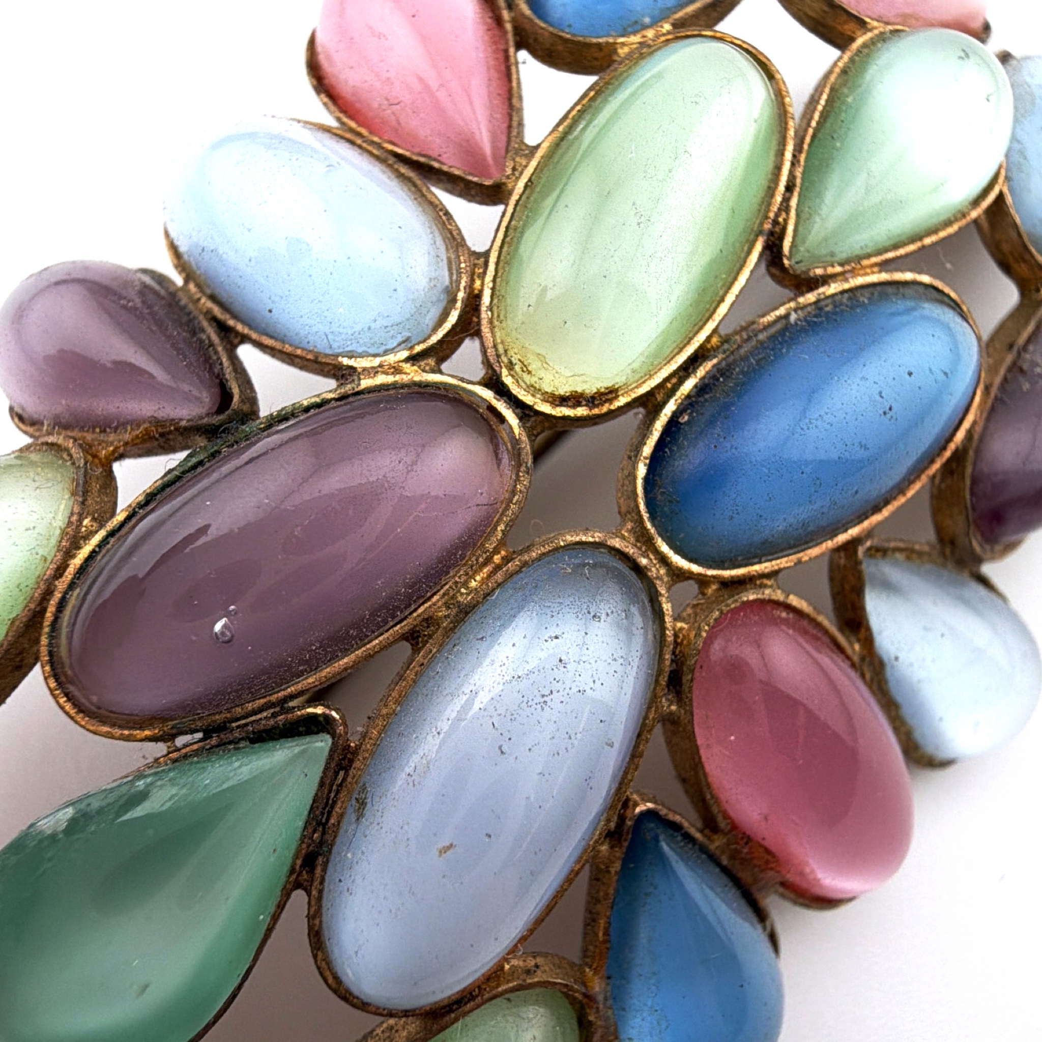 Art Deco 20s–30s Czechoslovakia Brass Multicolor Satin Glass Cluster Brooch 28.31g 2.6 in — Detail