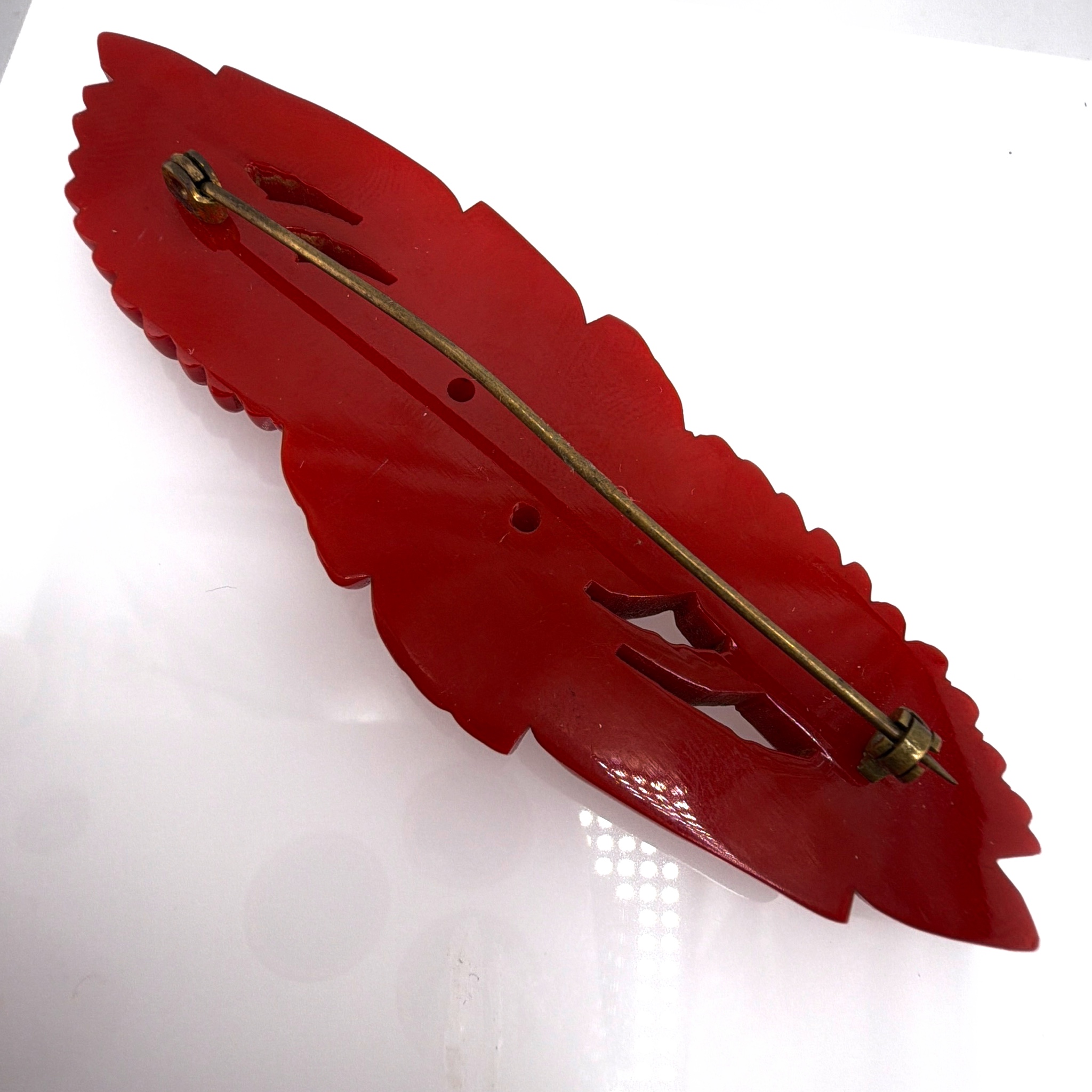 Vintage Carved Red Bakelite Leaf Feather Bar Brooch 13.24g — Front