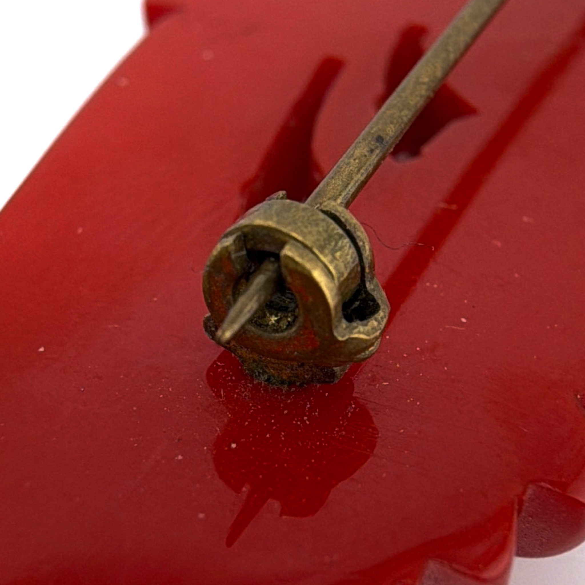 Vintage Carved Red Bakelite Leaf Feather Bar Brooch 13.24g — Detail