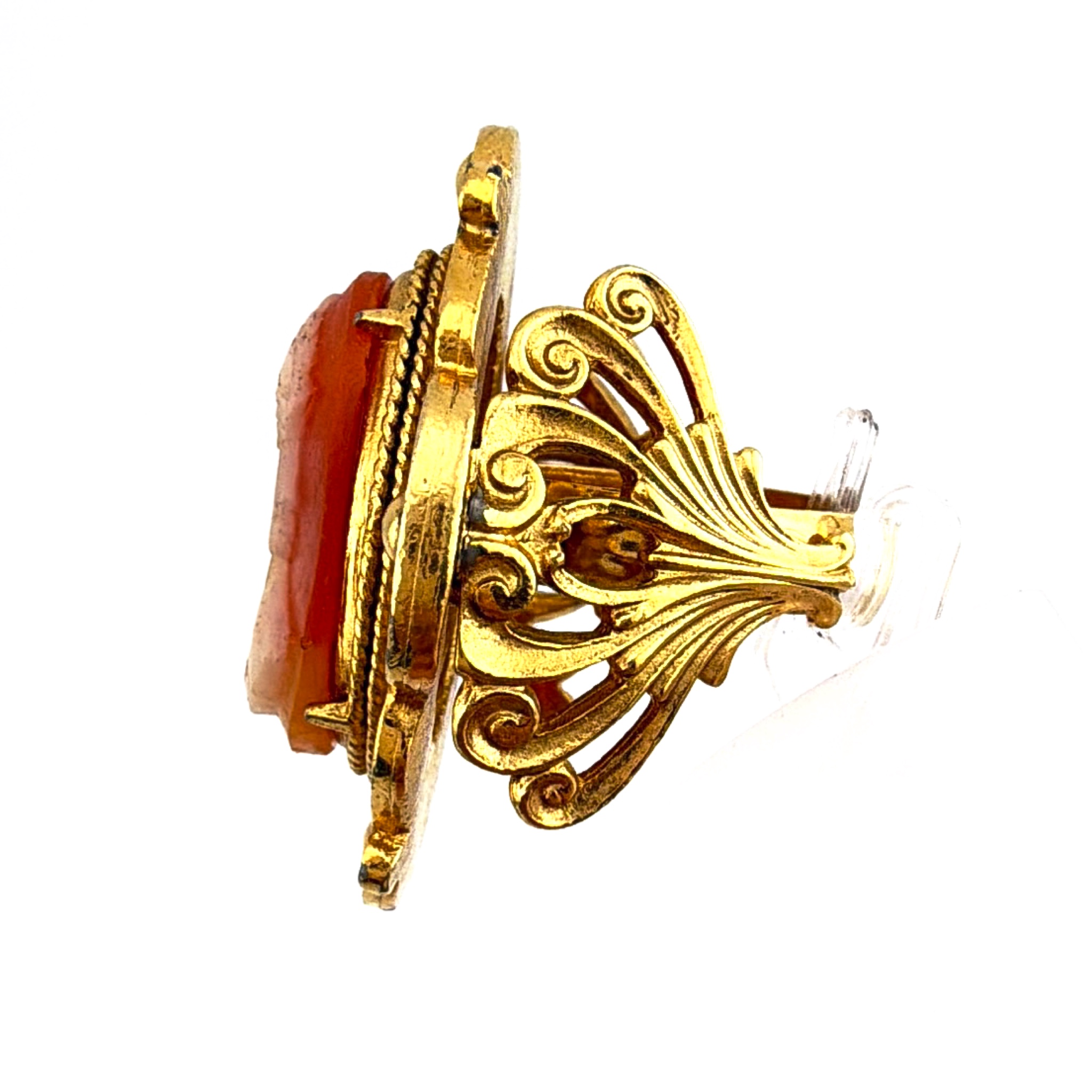 60s–80s Size 8 Gold Tone Molded Faux Cameo Ornate Cocktail Ring 20.90g — Side