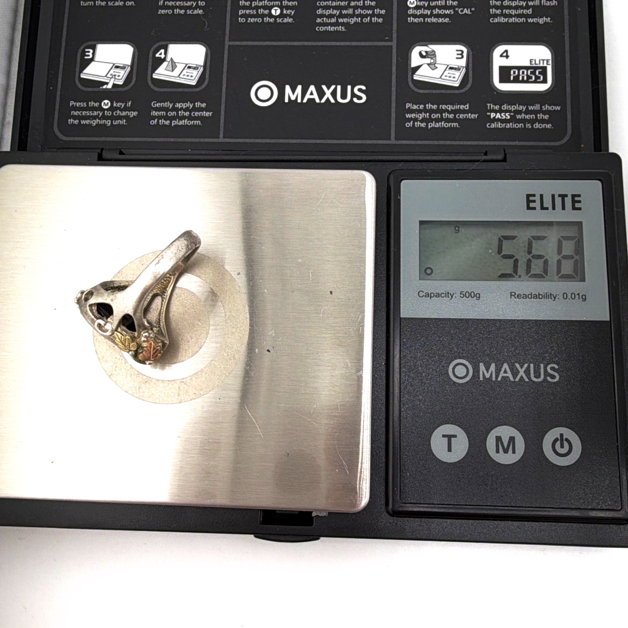 70s–80s Sterling Silver 10K Gold Black Hills Style Grape Leaf Cocktail Ring, Black Stone 5.68g Size 6 — For scale