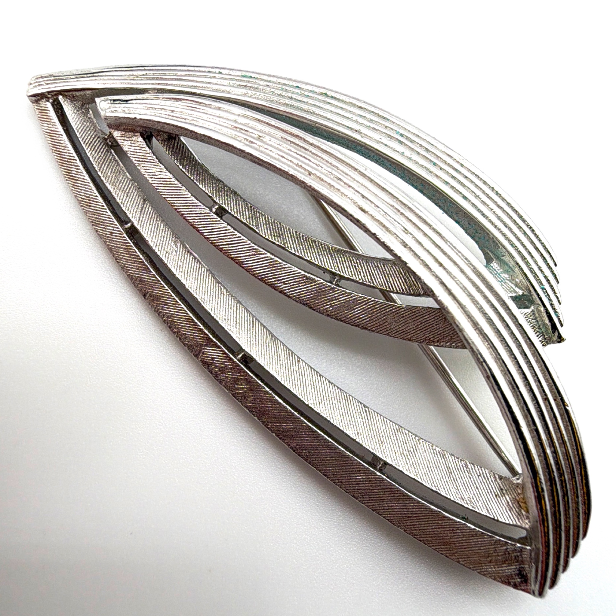 Mid-Century 50s–70s 1955-70s Signed Trifari Silver Tone Layered Leaf Brooch 16.39g — Side
