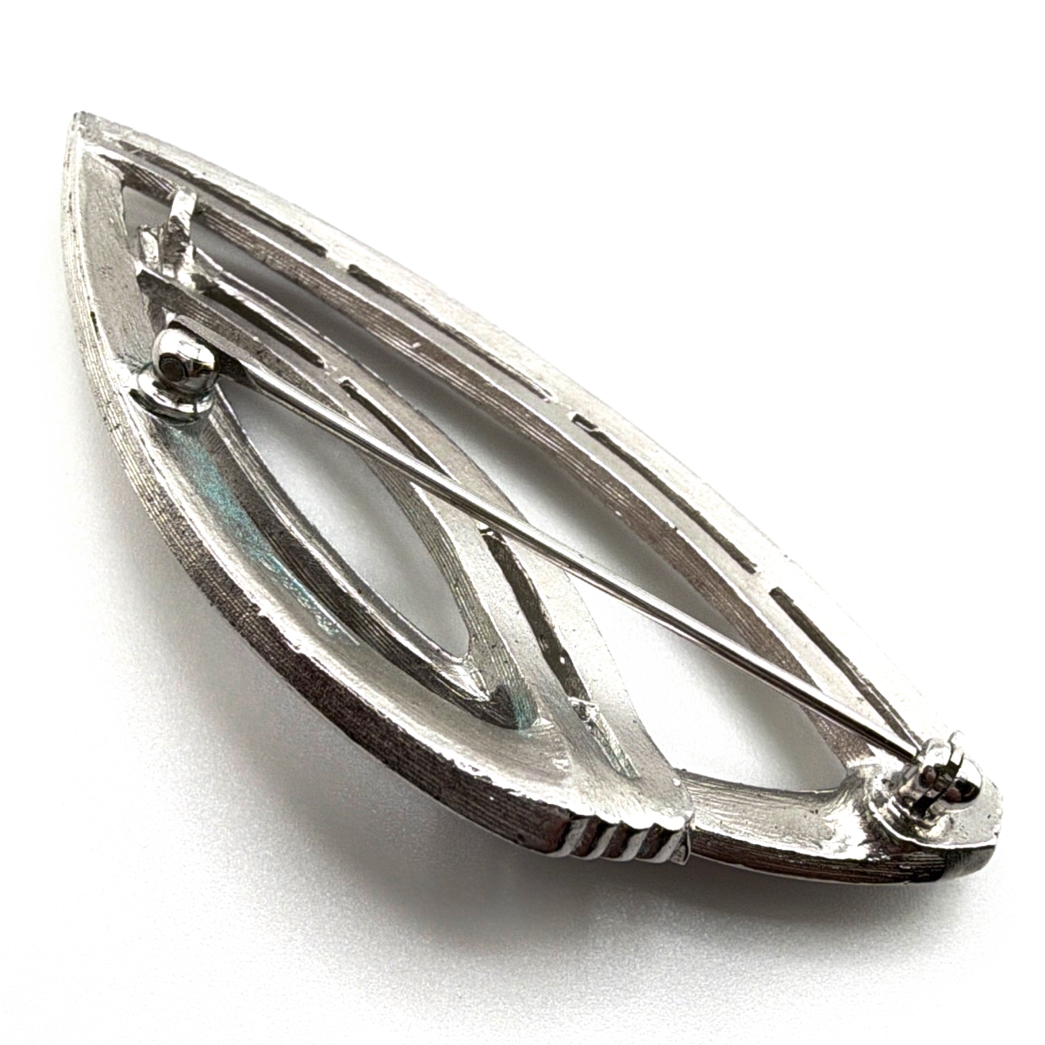 Mid-Century 50s–70s 1955-70s Signed Trifari Silver Tone Layered Leaf Brooch 16.39g — Detail