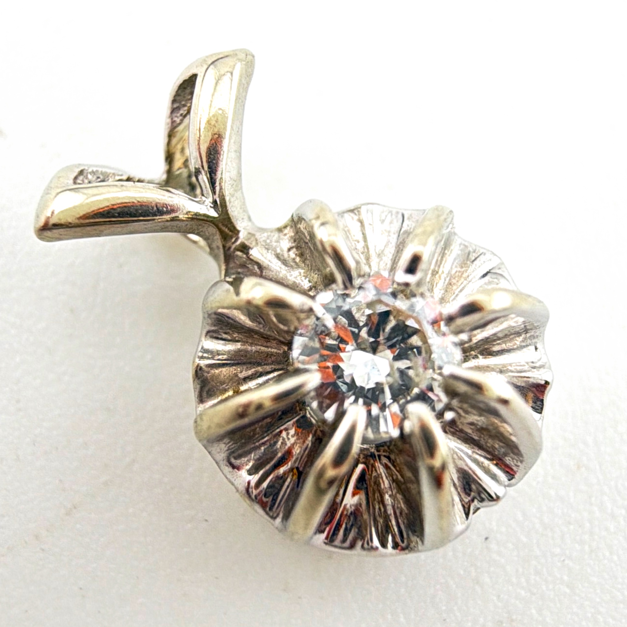 14K White Gold Natural Diamond Fluted Buttercup 0.5 in Solitaire Pendant 0.90g — Side