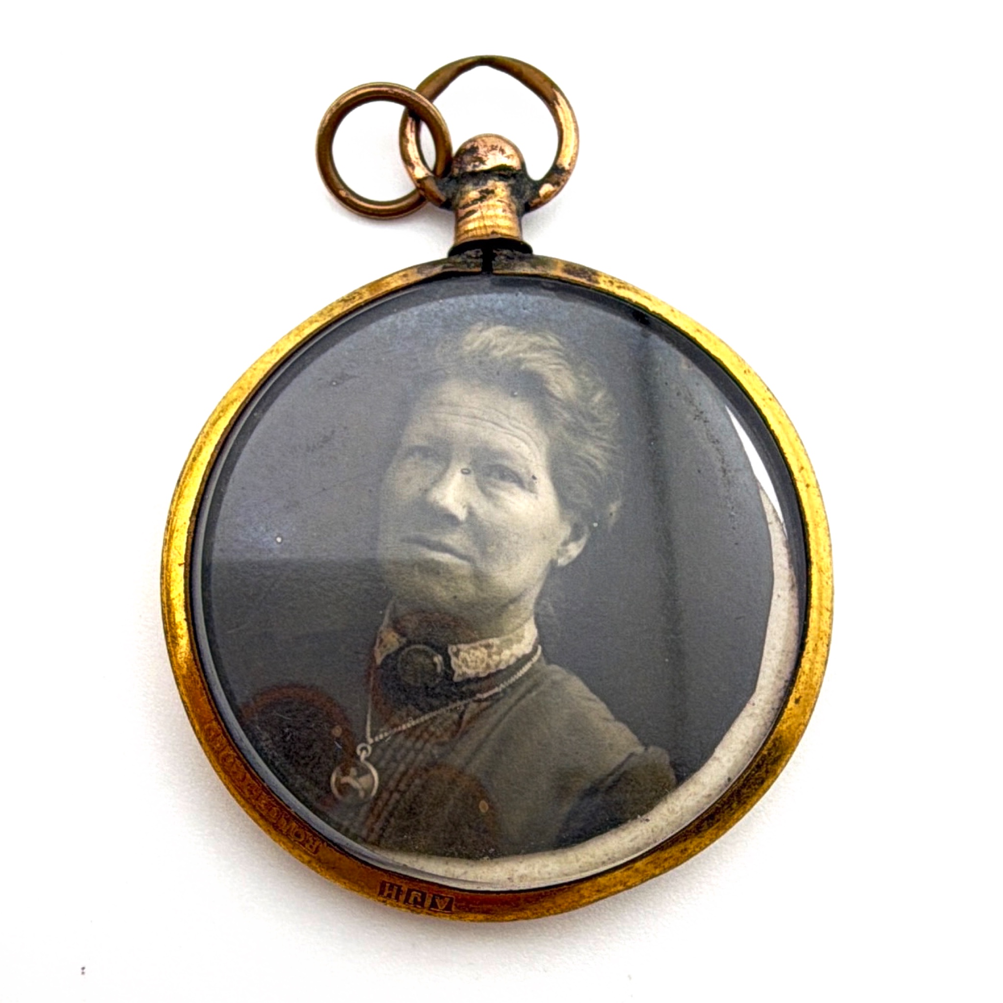 Edwardian 1900s–10s 1.125 in AJH Rolled Gold Double-Sided Glass Portrait Photo Locket Pendant 7.38g — Back