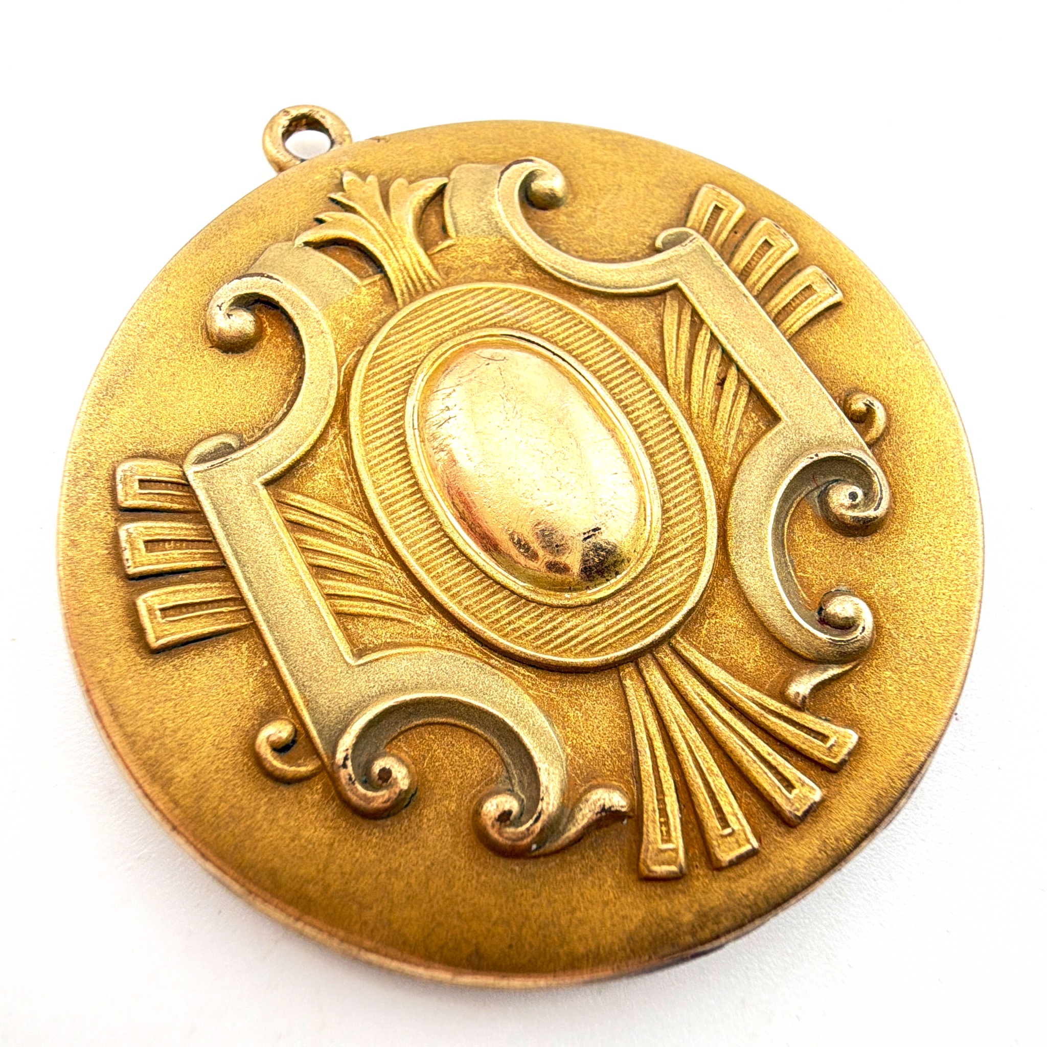 Victorian 1890s–1910s 1.875 in Standard Button Co. Gold Filled Cartouche Monogram Round Locket Pendant 14.14g — Side