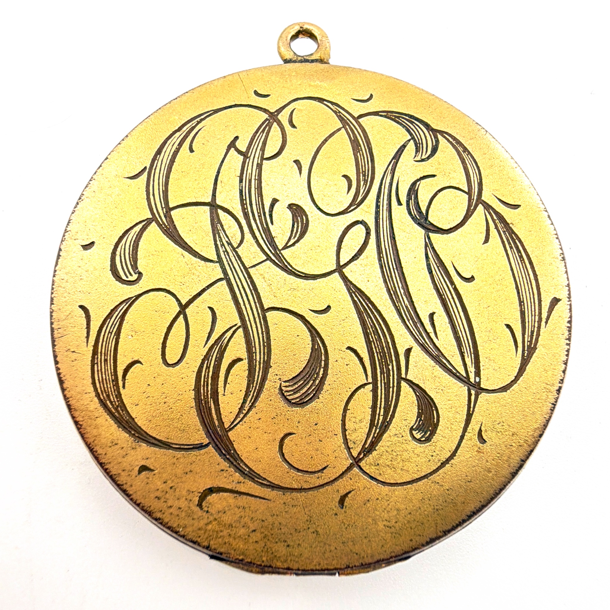 Victorian 1890s–1910s 1.875 in Standard Button Co. Gold Filled Cartouche Monogram Round Locket Pendant 14.14g — Back