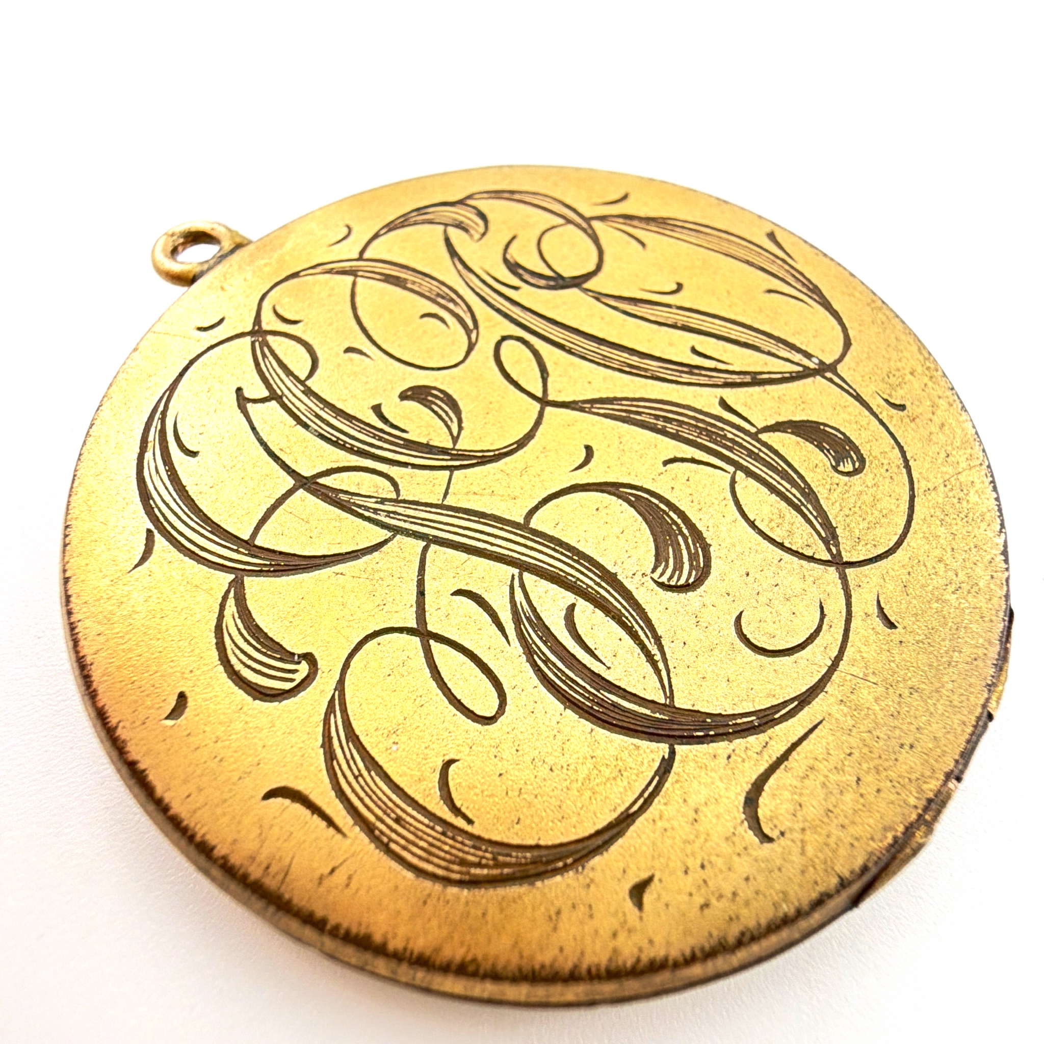Victorian 1890s–1910s 1.875 in Standard Button Co. Gold Filled Cartouche Monogram Round Locket Pendant 14.14g — Front