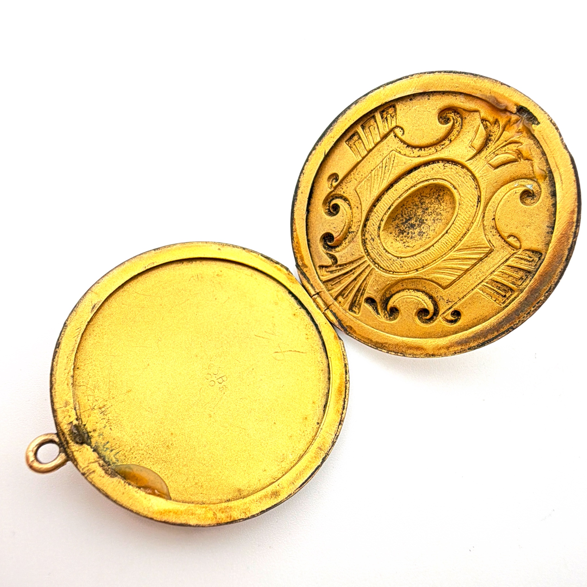 Victorian 1890s–1910s 1.875 in Standard Button Co. Gold Filled Cartouche Monogram Round Locket Pendant 14.14g — Back