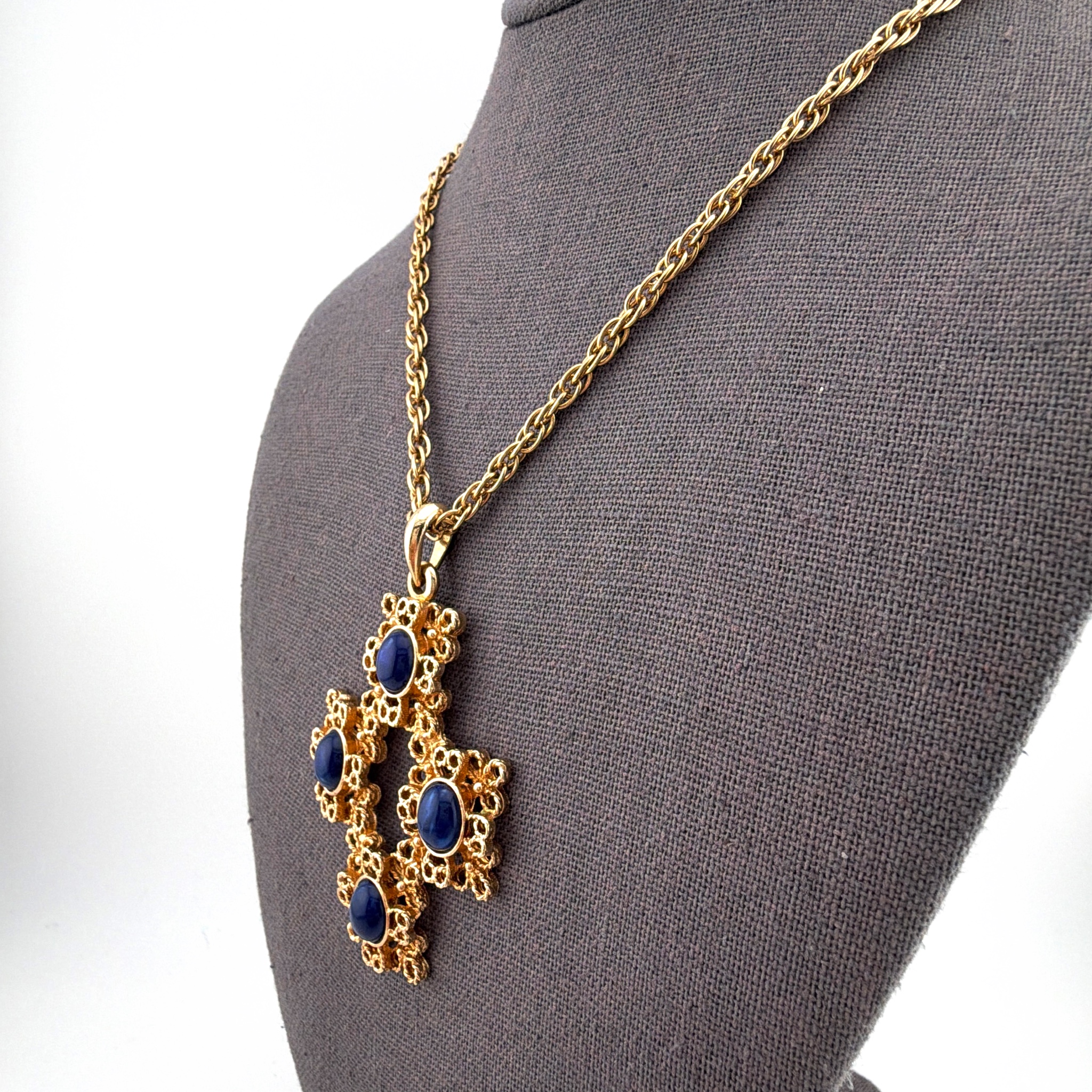 60s–70s Sarah Coventry Gold Tone Blue Cabochon Cross Pendant Necklace 35.00g 24 in — Side