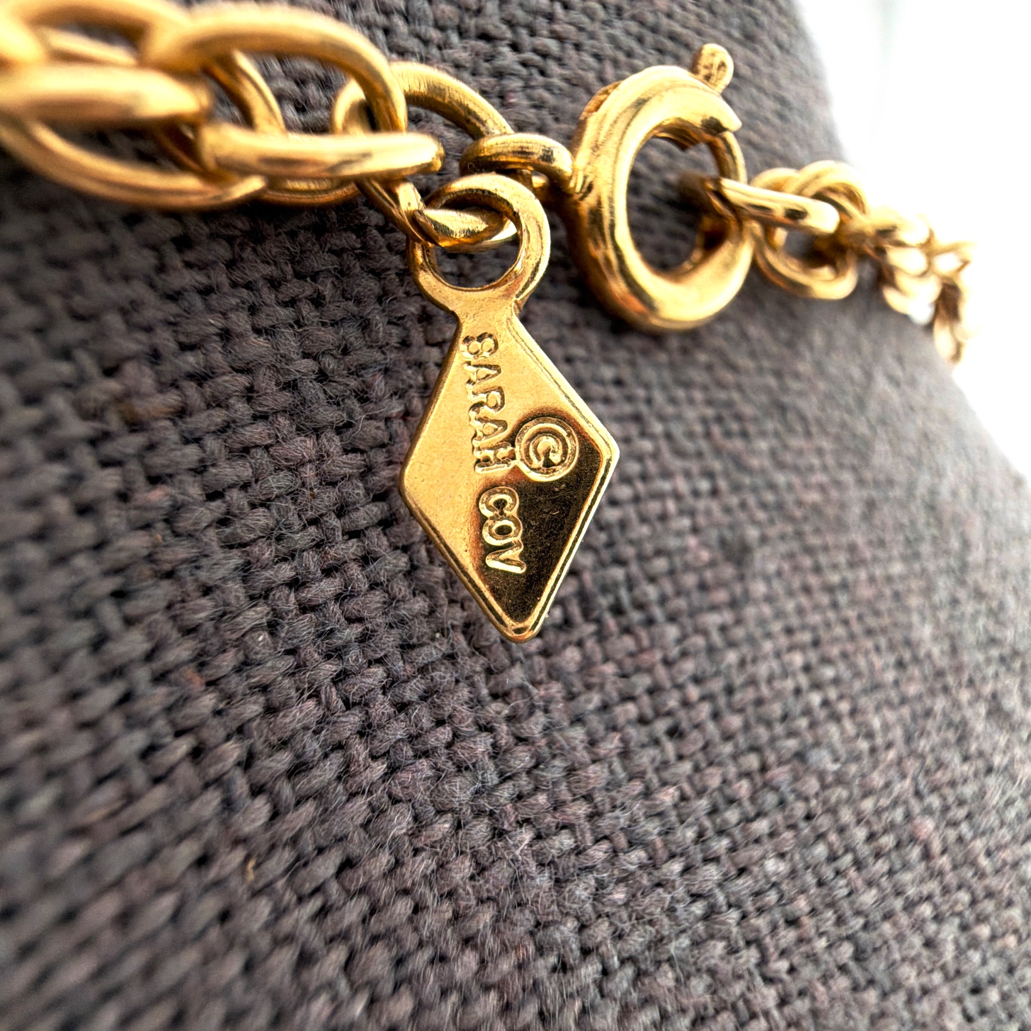 60s–70s Sarah Coventry Gold Tone Blue Cabochon Cross Pendant Necklace 35.00g 24 in — Detail