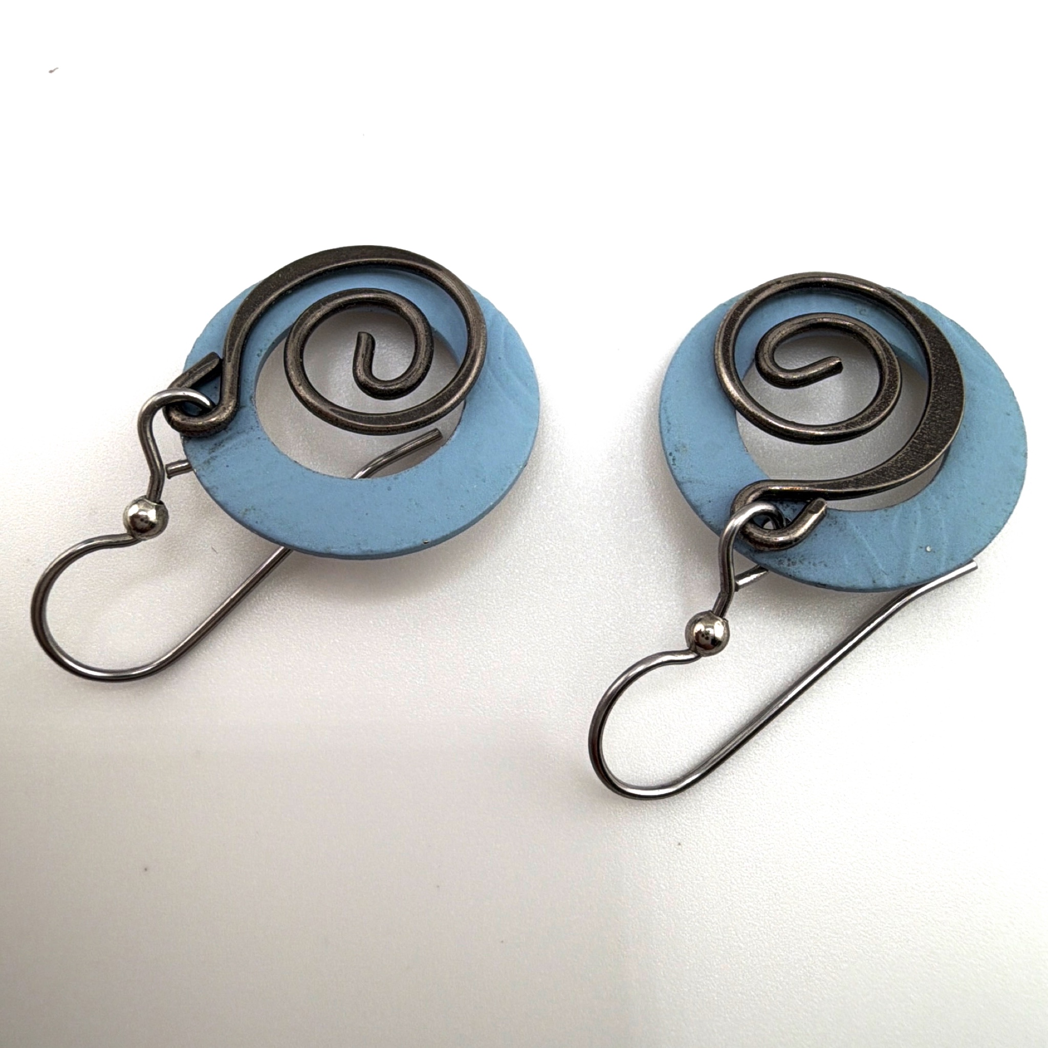 Contemporary Silver Tone Spiral Wire Blue Disc Dangle Earrings 3.60g — Back