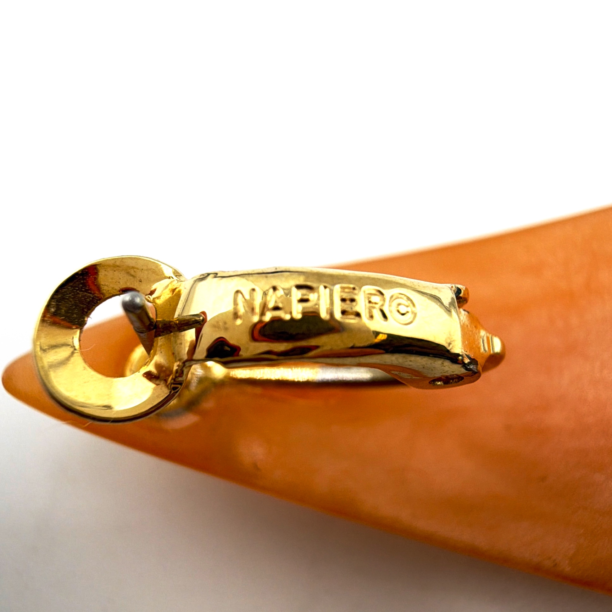 80s–90s Napier Gold Tone Molded Plastic Fan Clip Earrings 11.68g — Detail
