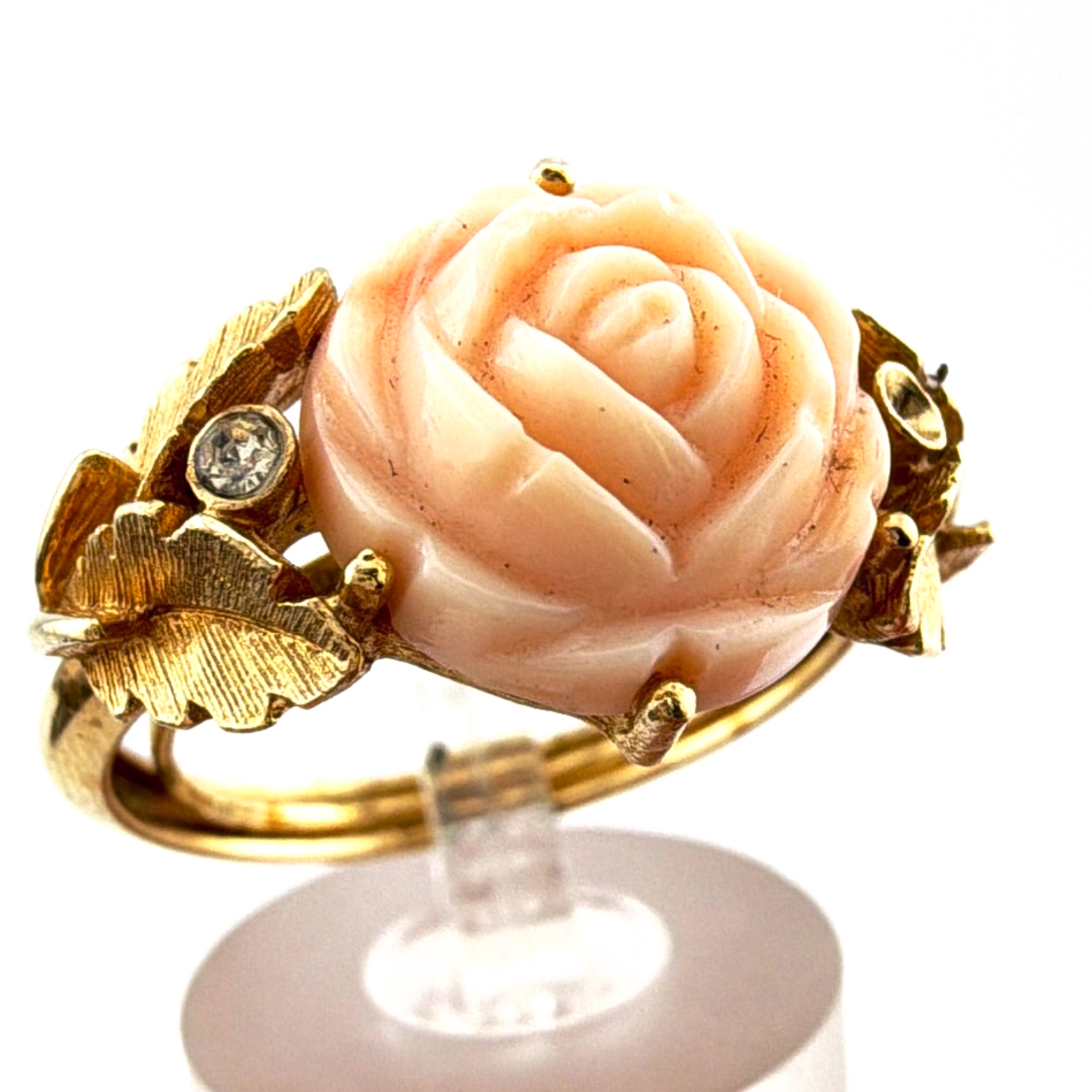 70s–80s Size 8.5 Avon Gold Tone Pink Carved Rose Ring 4.50g — Front