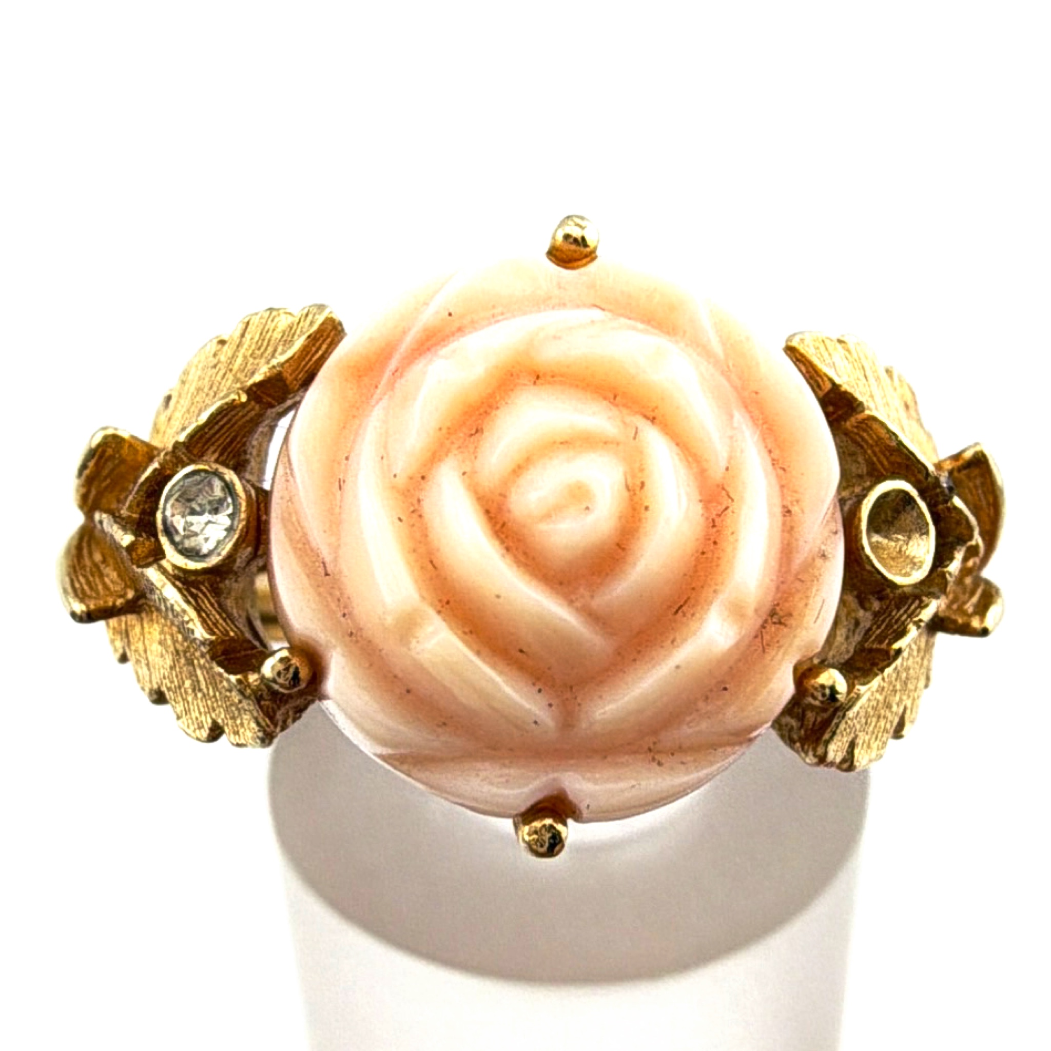 70s–80s Size 8.5 Avon Gold Tone Pink Carved Rose Ring 4.50g — Front