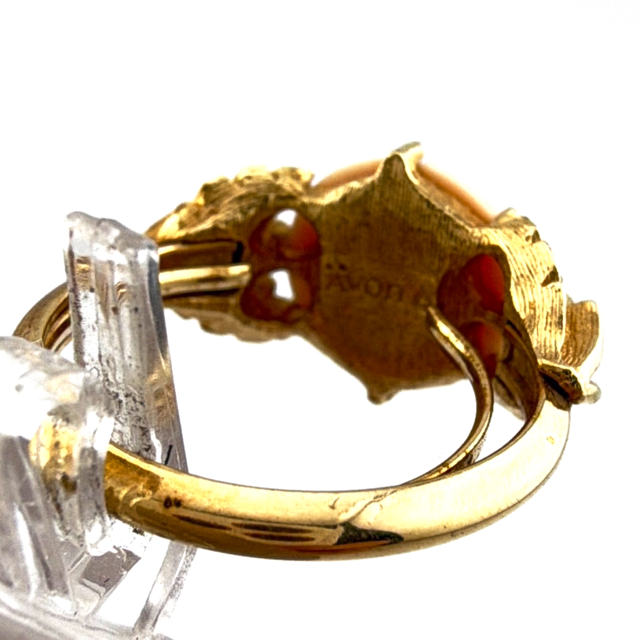 70s–80s Size 8.5 Avon Gold Tone Pink Carved Rose Ring 4.50g — Back