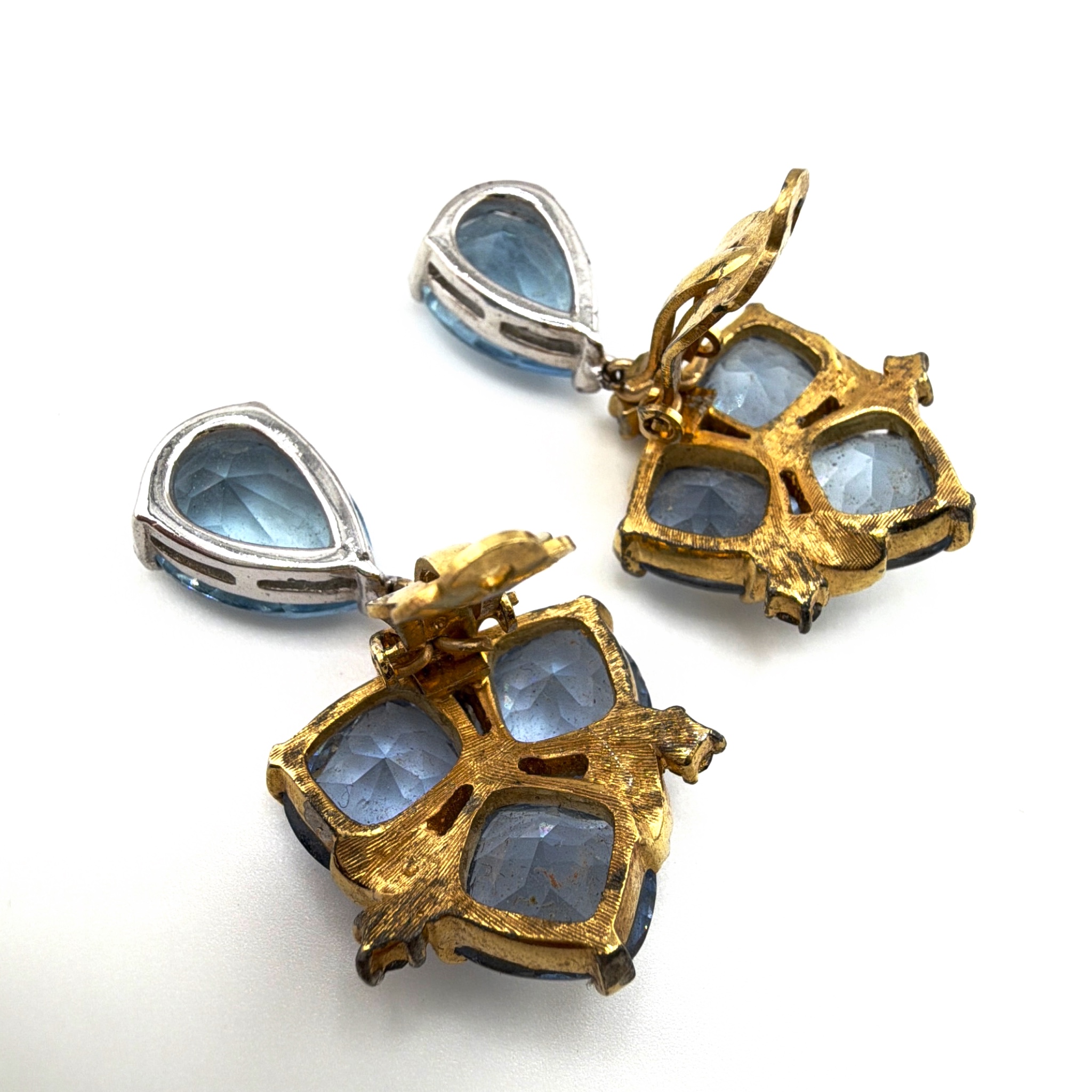 Mid-Century 50s–60s Gold Tone Blue Glass Cluster Dangle Clip Earrings 28.07g — Detail