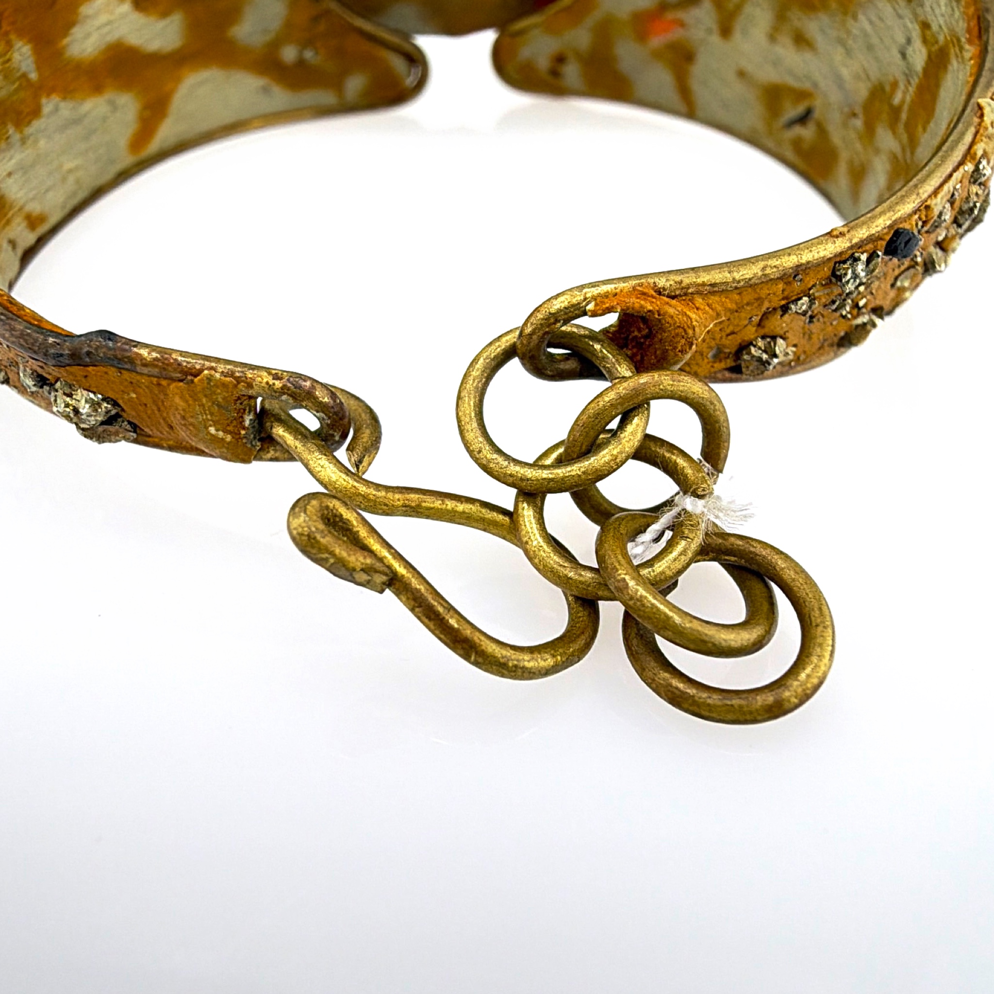 Mid-Century 50s–60s Gold Tone Cuff Bracelet, Turquoise Cabochons & Pyrite Chip Inlay 26.95g 7in — Detail