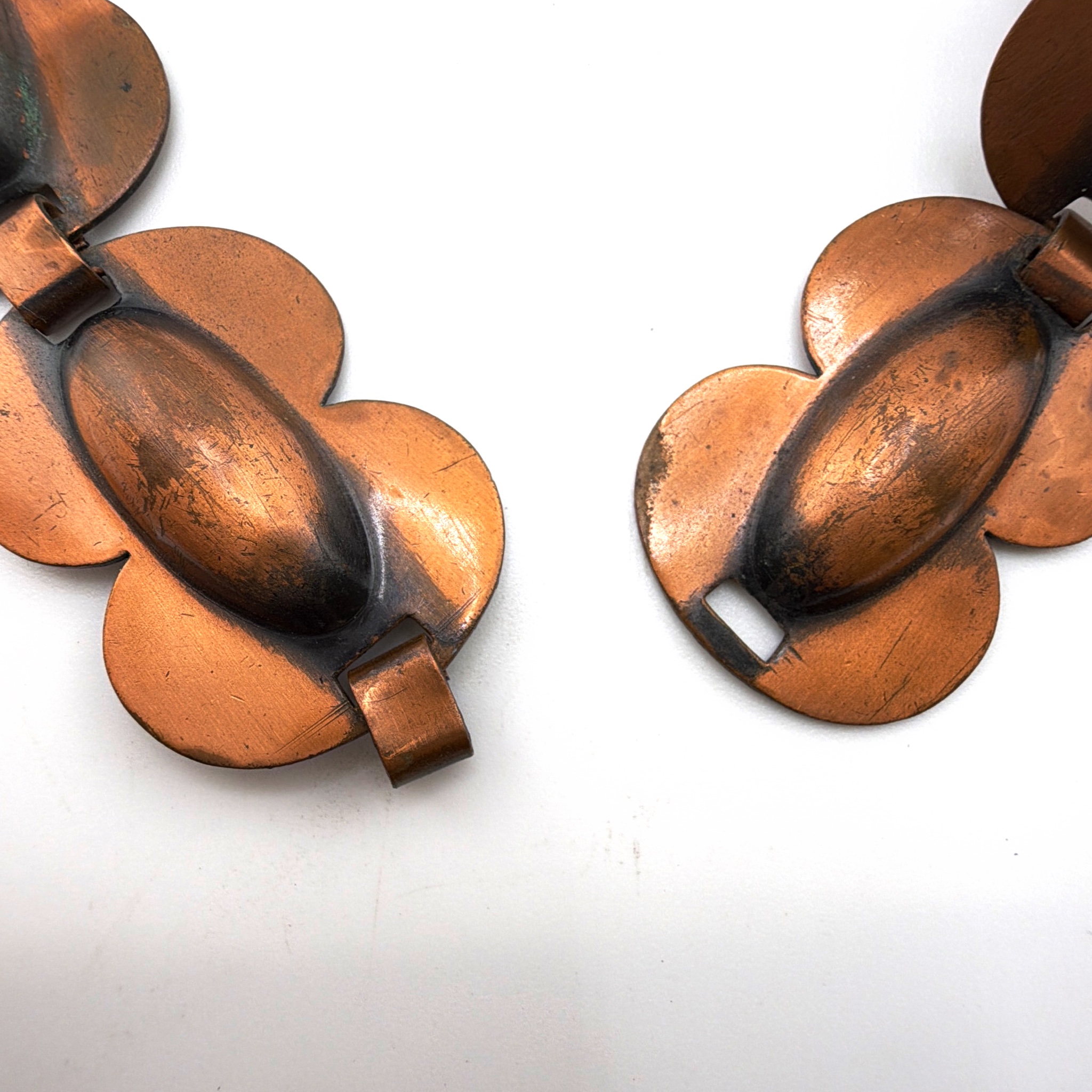 Mid-Century 50s–60s Copper Tone Scalloped Link Necklace 115.21g 24in — Detail