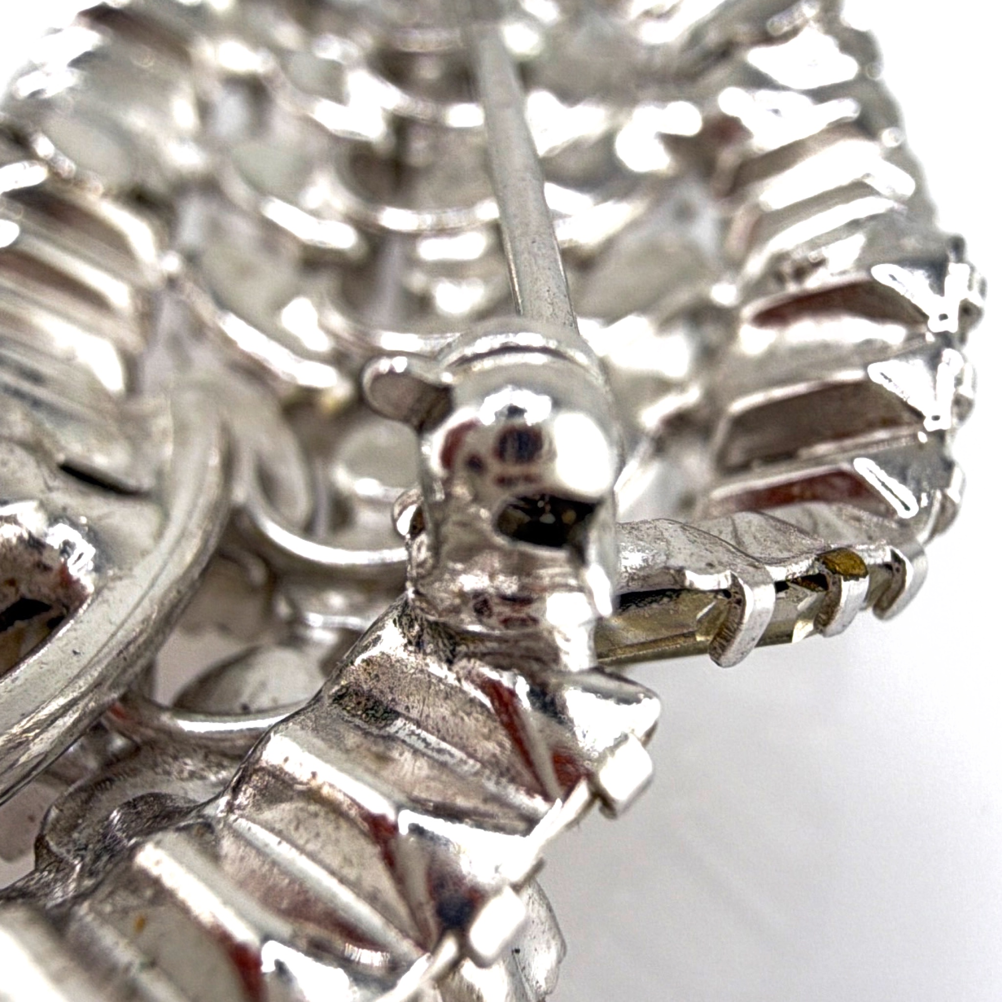 Vintage Weiss Silver Tone Rhinestone Leaf Brooch, Baguette Trim 24.85g — Detail