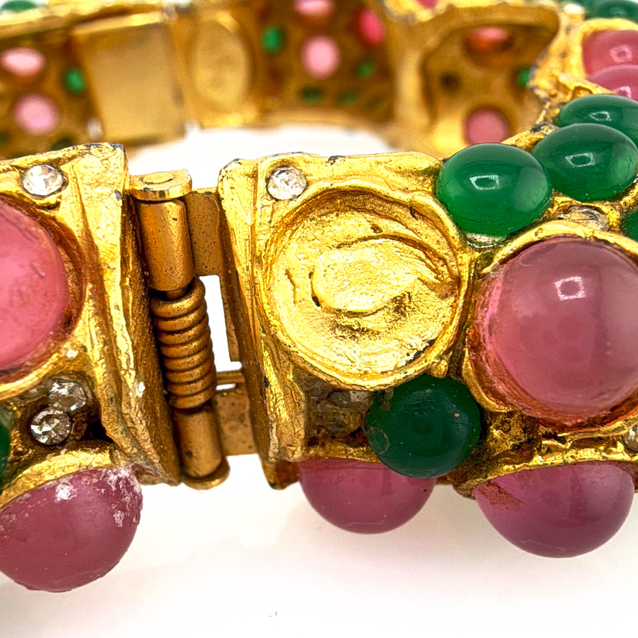 Retro 60s–80s K.J.L Gold Tone Pink Green Cabochon Bangle 83.68g 2.5 in — Detail