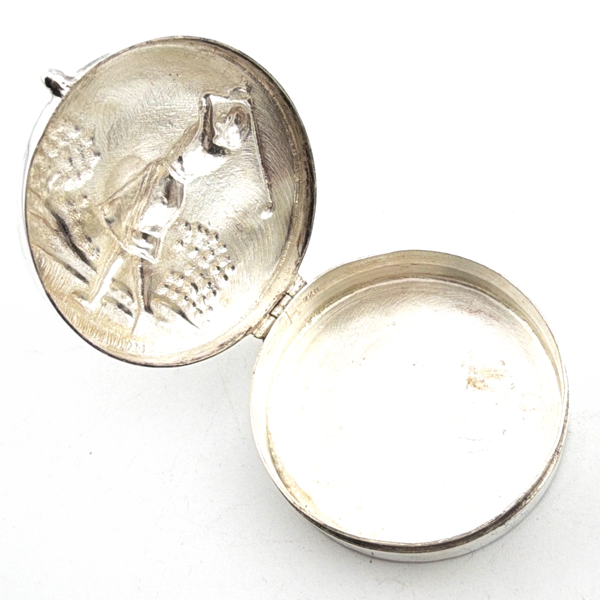 Sterling Silver Lady Golfer Repoussé Hinged 1.375 in Round Pill Box 17.66g — Detail