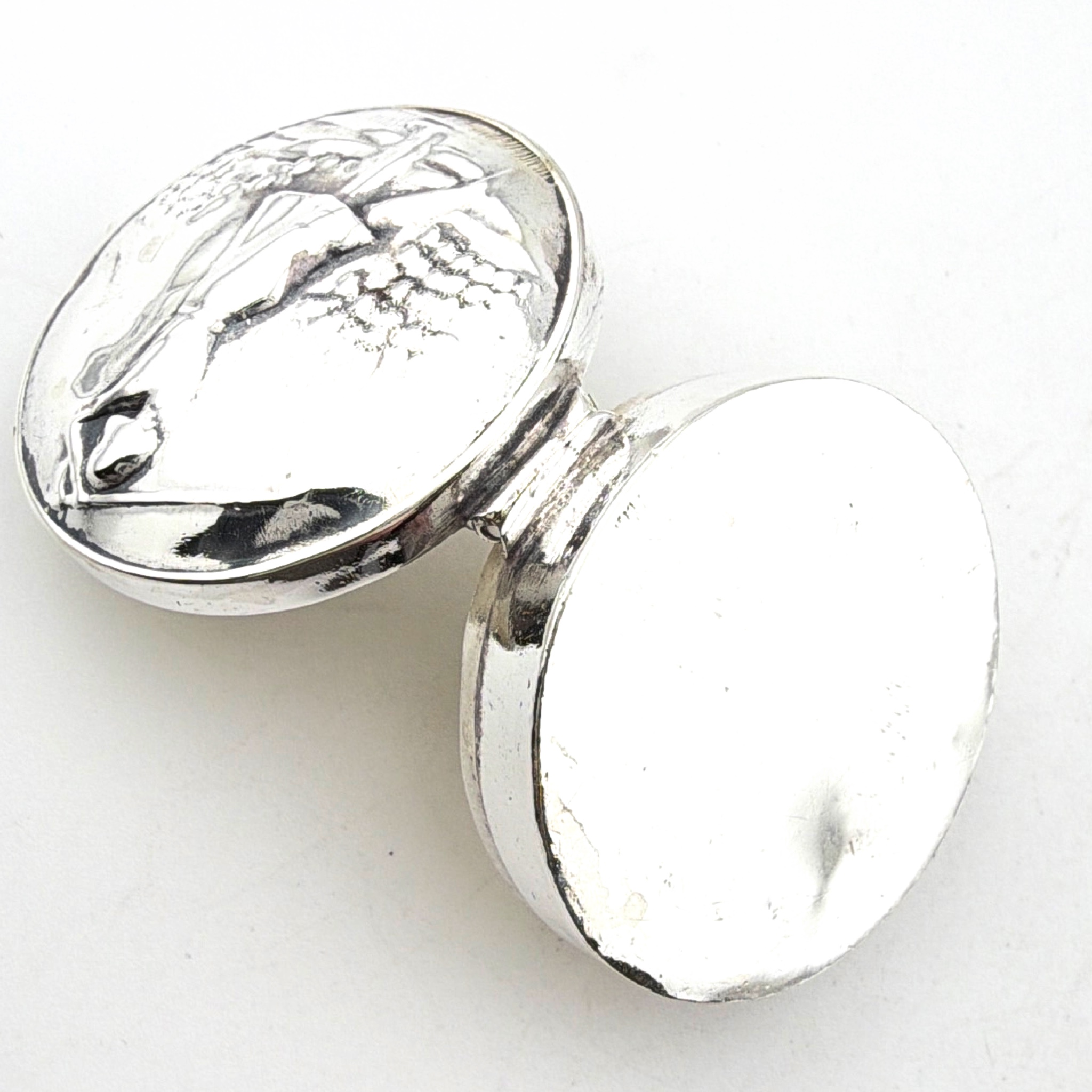 Sterling Silver Lady Golfer Repoussé Hinged 1.375 in Round Pill Box 17.66g — Detail