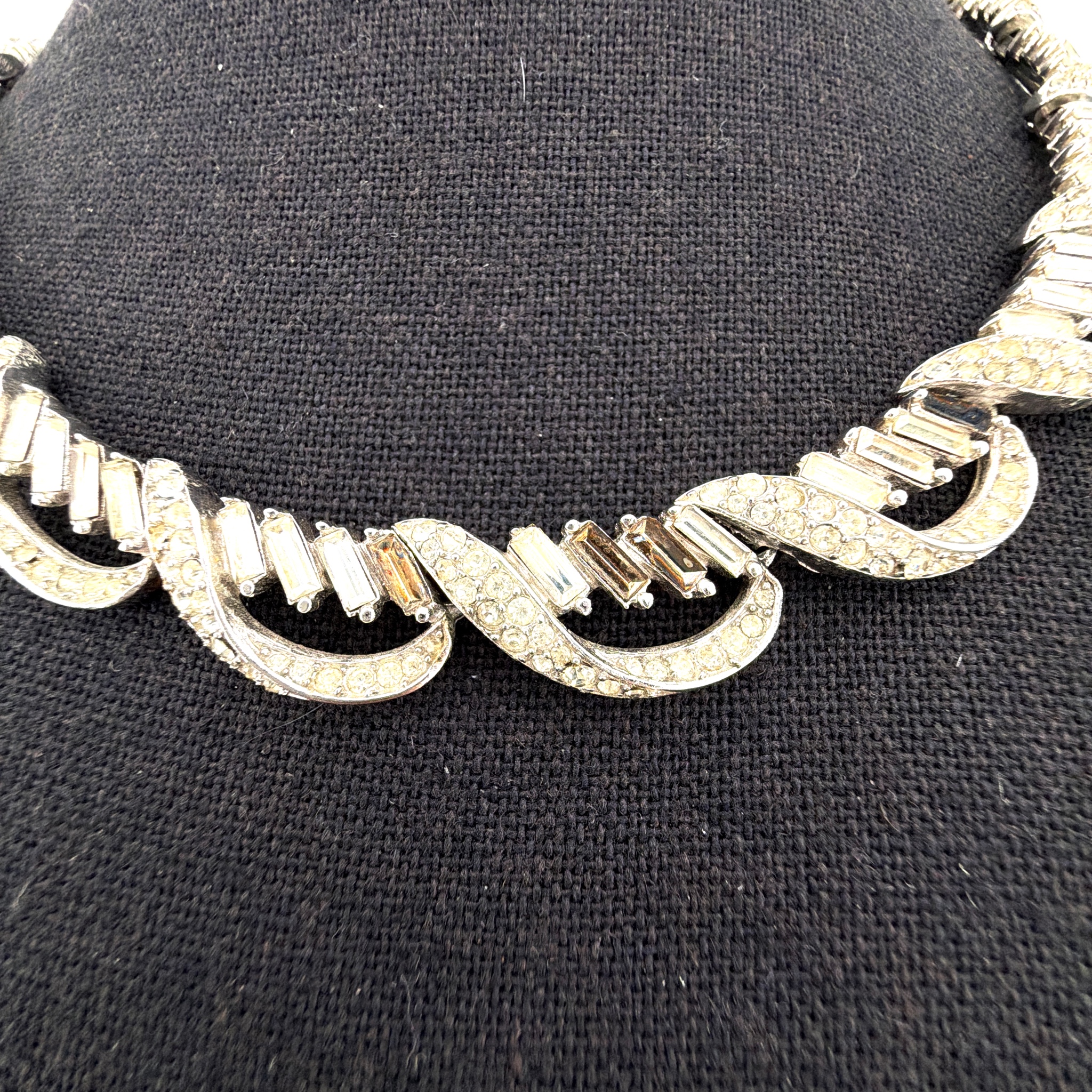 Mid-Century 50s–60s 16 in Signed Trifari Silver Tone Rhinestone Necklace — Detail