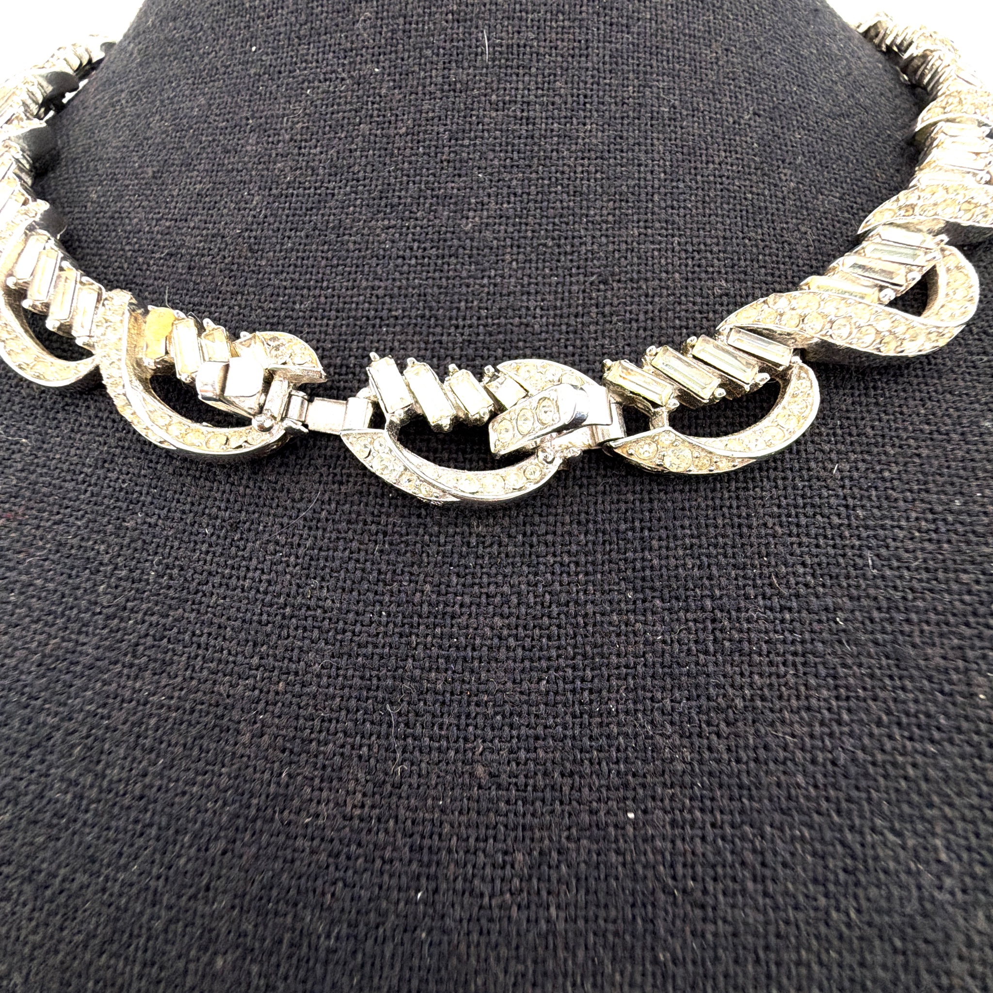 Mid-Century 50s–60s 16 in Signed Trifari Silver Tone Rhinestone Necklace — Detail