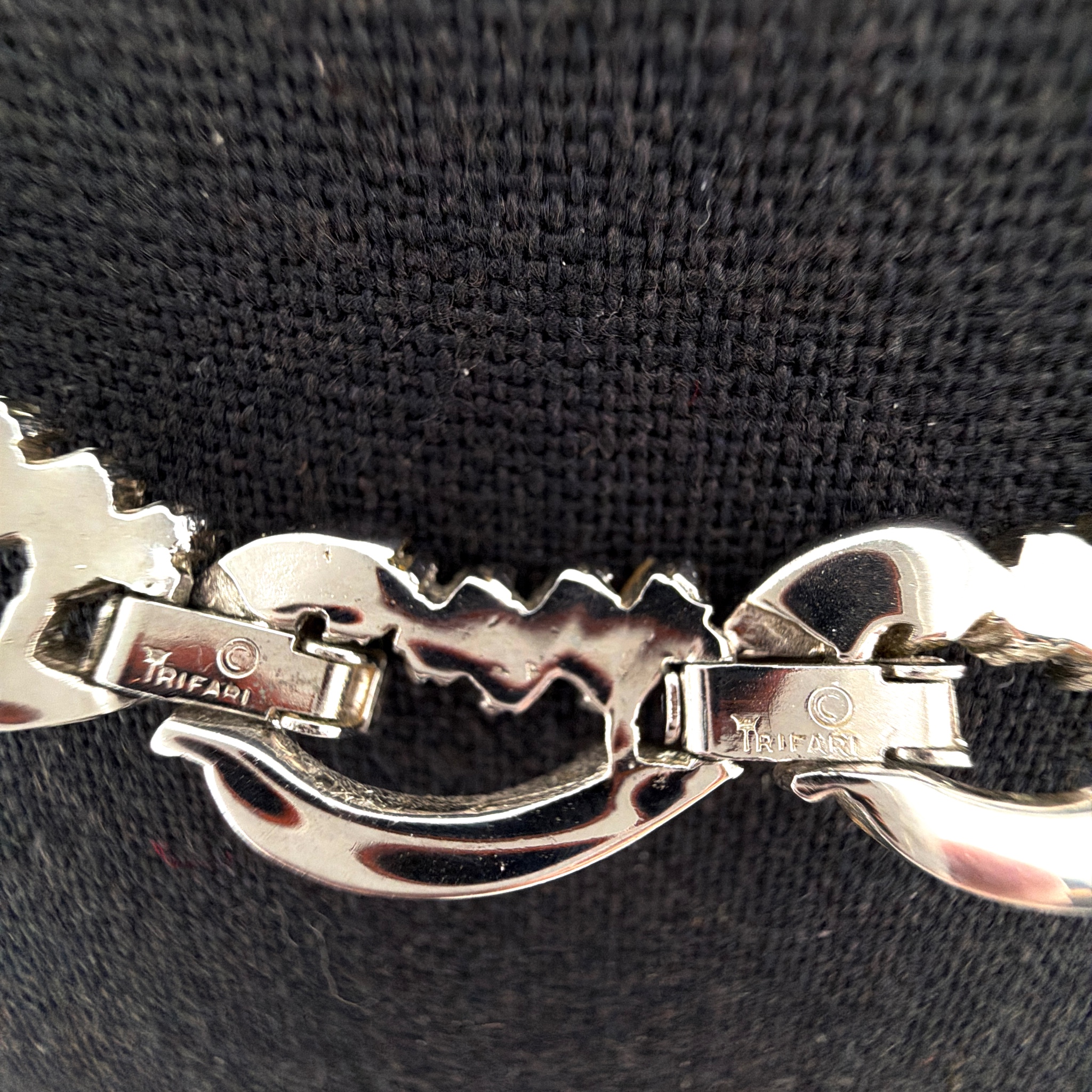 Mid-Century 50s–60s 16 in Signed Trifari Silver Tone Rhinestone Necklace — Detail