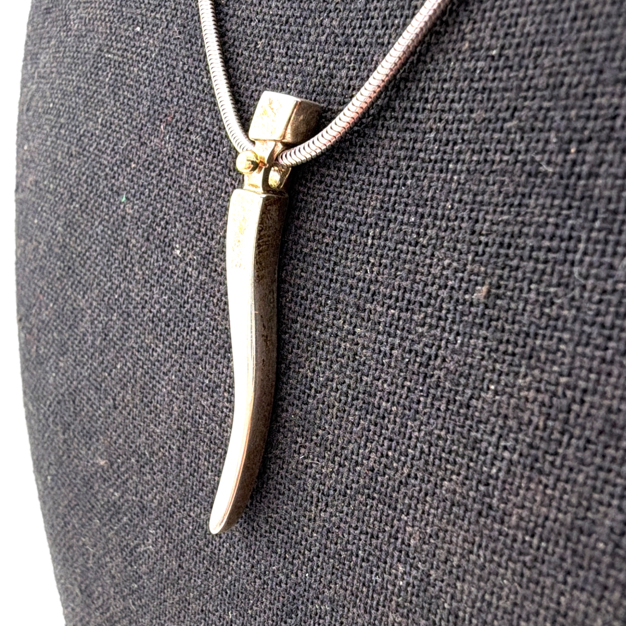 1990s–2000s 16 in Declan Killen Sterling Silver Modernist Horn Pendant Snake Chain Necklace 11.74g — Detail