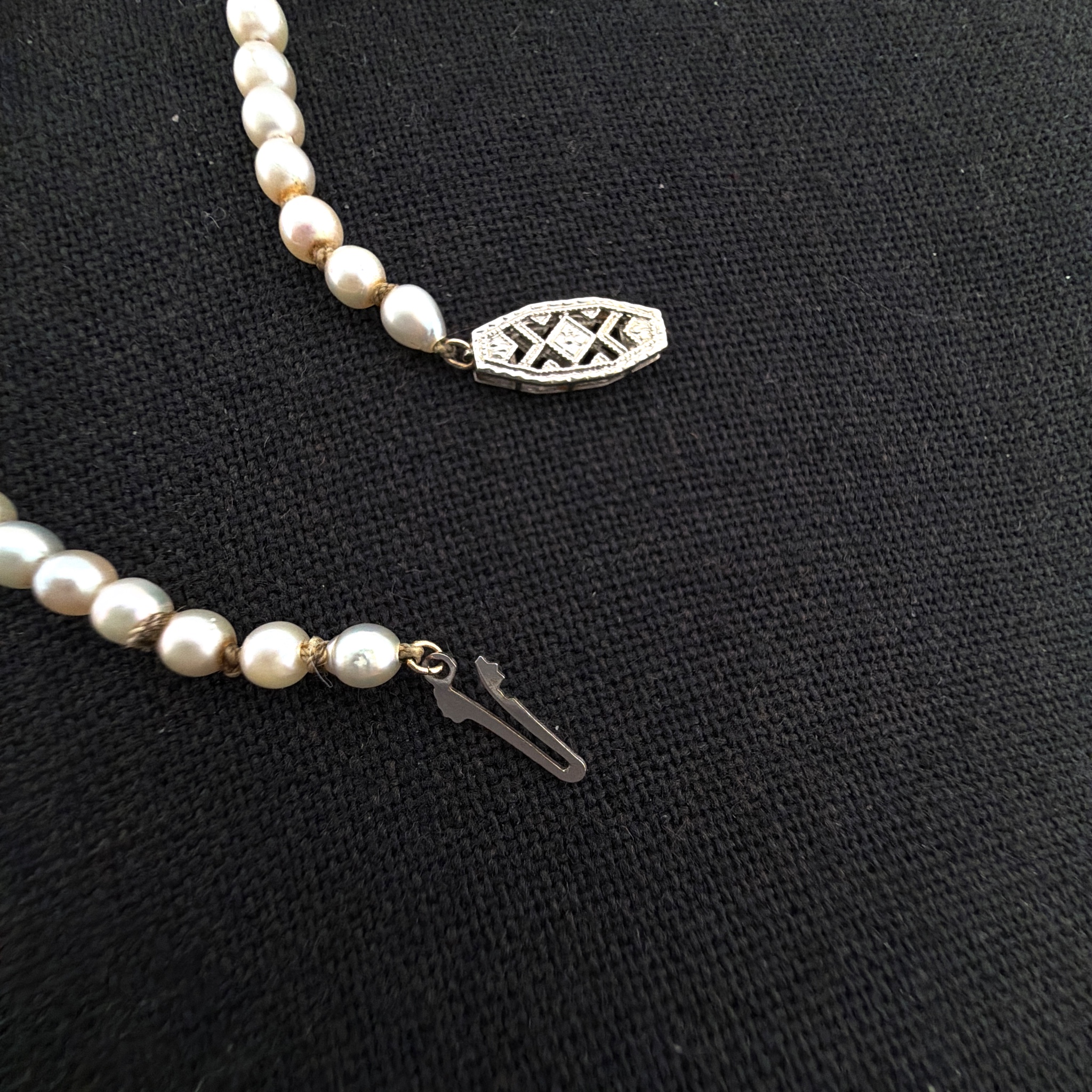 Art Deco 20s–30s 14K Gold Graduated Real Pearl Necklace 21.00g 16 in — Front