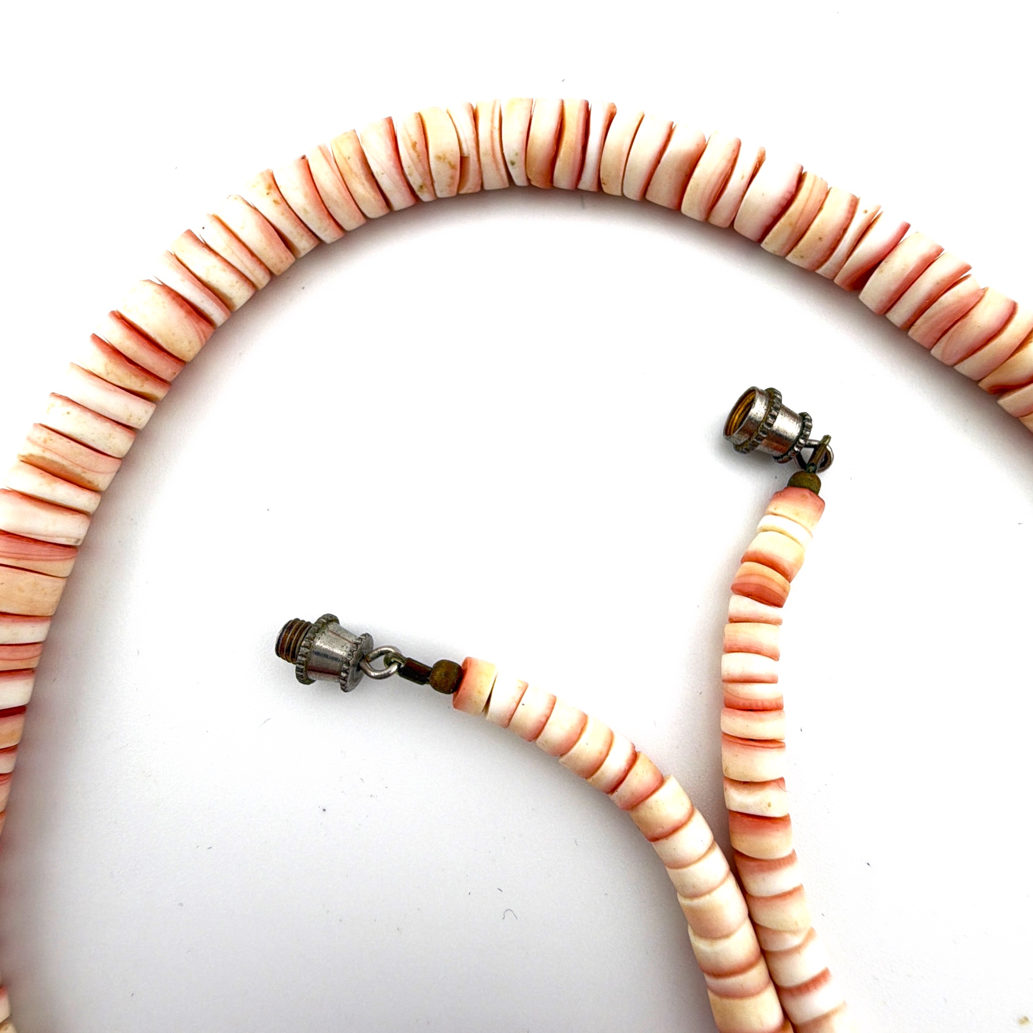 70s 16 in Southwestern Graduated Pink Shell Heishi Bead Choker Necklace 24.39g — Detail