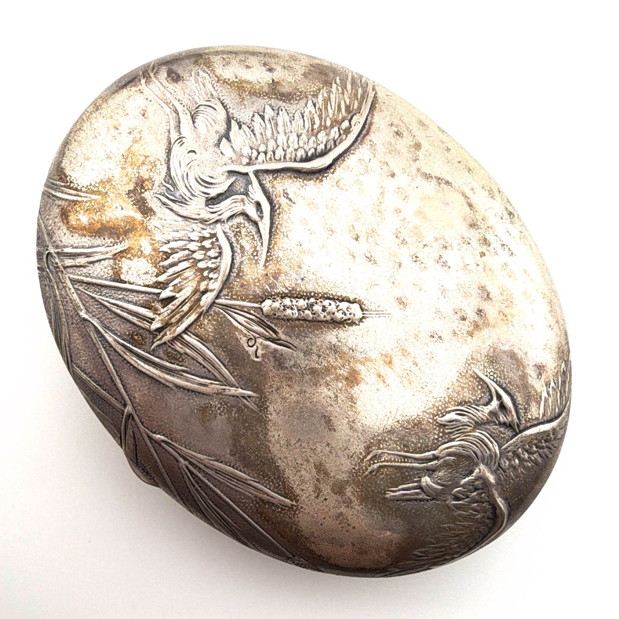 Victorian 1880s–1900s 2 in Sterling Repousse Herons Cattails Hinged Trinket Box 36.80g — Detail