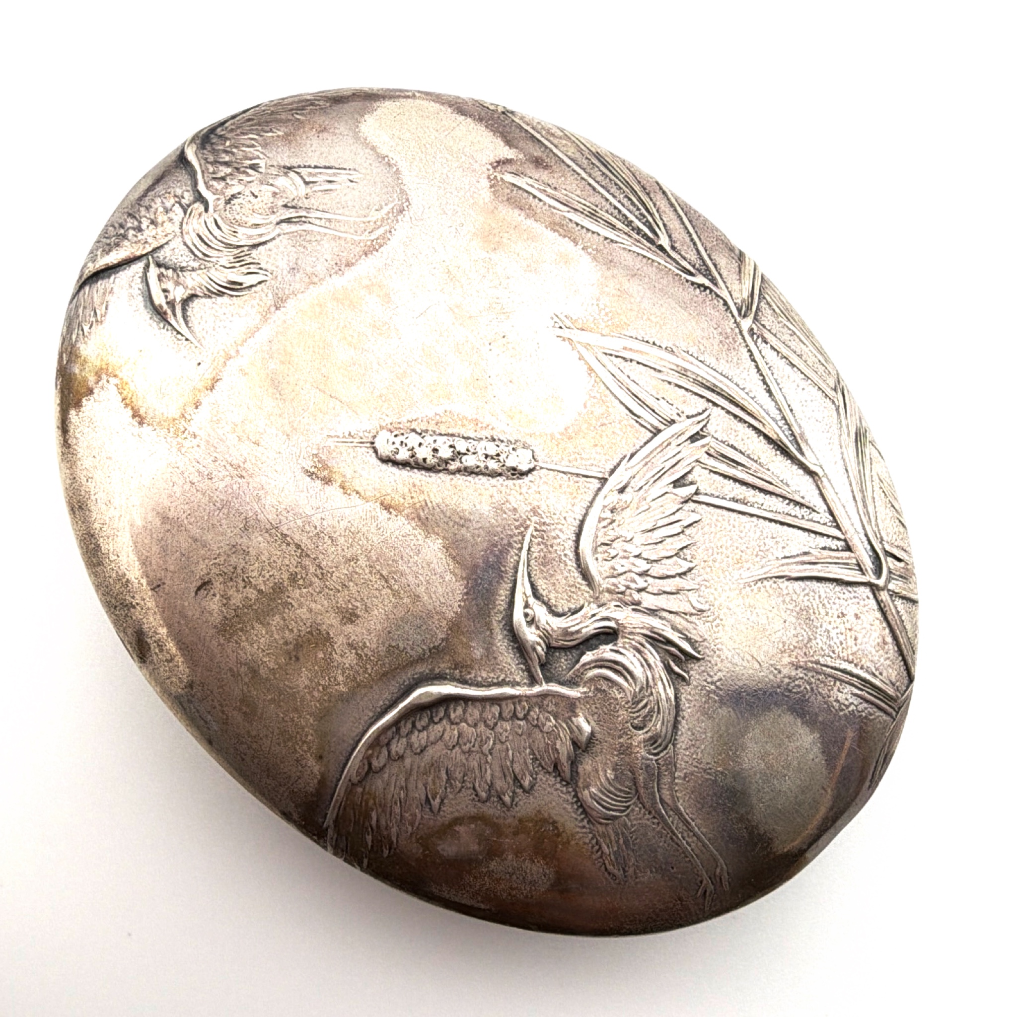 Victorian 1880s–1900s 2 in Sterling Repousse Herons Cattails Hinged Trinket Box 36.80g — Detail