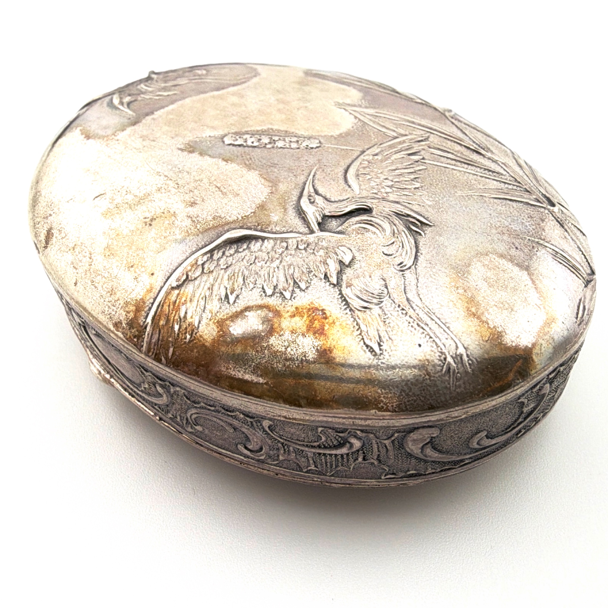 Victorian 1880s–1900s 2 in Sterling Repousse Herons Cattails Hinged Trinket Box 36.80g — Detail