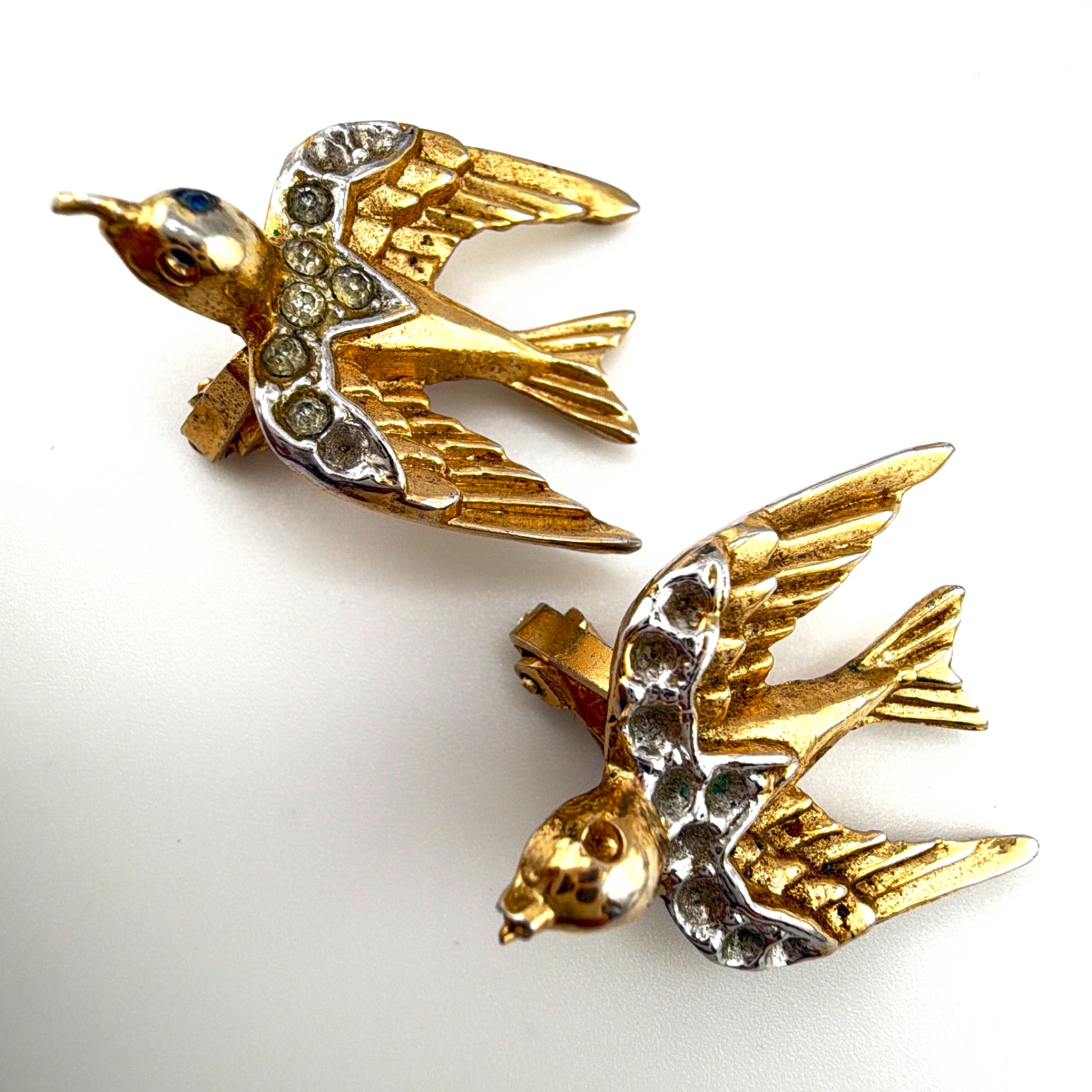 Coro Art Deco 30s–40s Gold Tone Figural Swallow Screw-Back Earrings 6.38g — Front