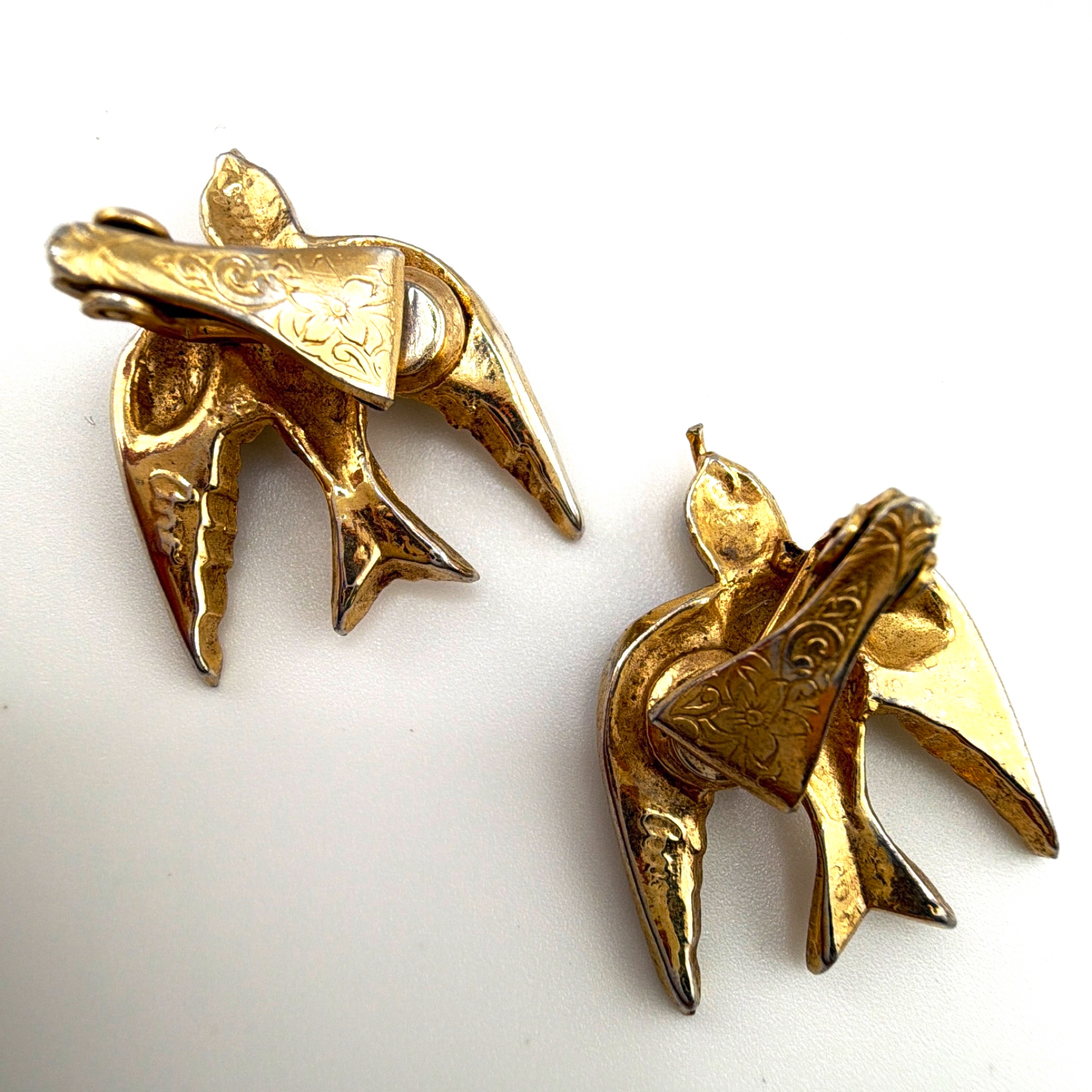 Coro Art Deco 30s–40s Gold Tone Figural Swallow Screw-Back Earrings 6.38g — Front