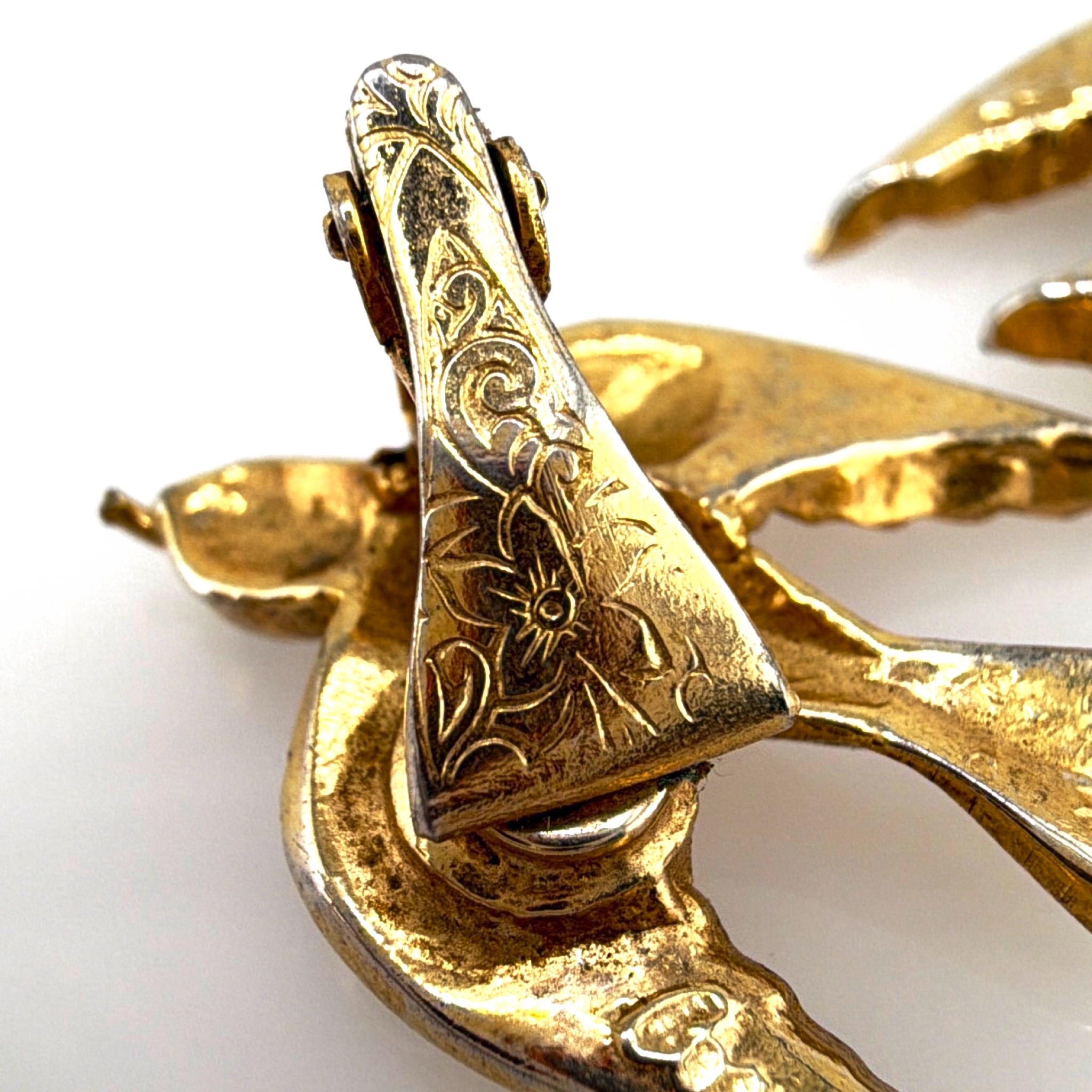 Coro Art Deco 30s–40s Gold Tone Figural Swallow Screw-Back Earrings 6.38g — Detail