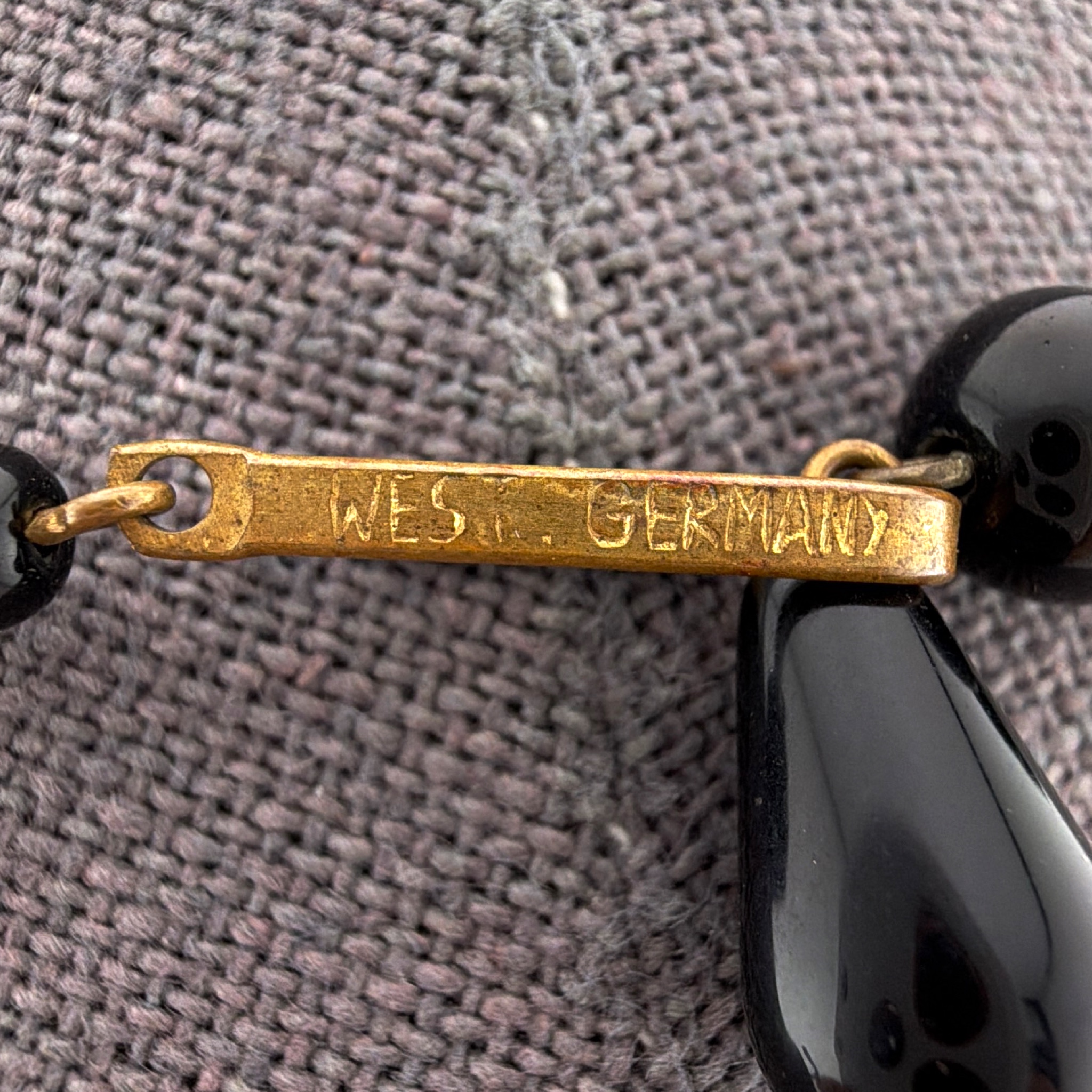 Retro 40s–60s West Germany Gold Tone Red & Black Shield Panel Necklace 23.62g — Detail