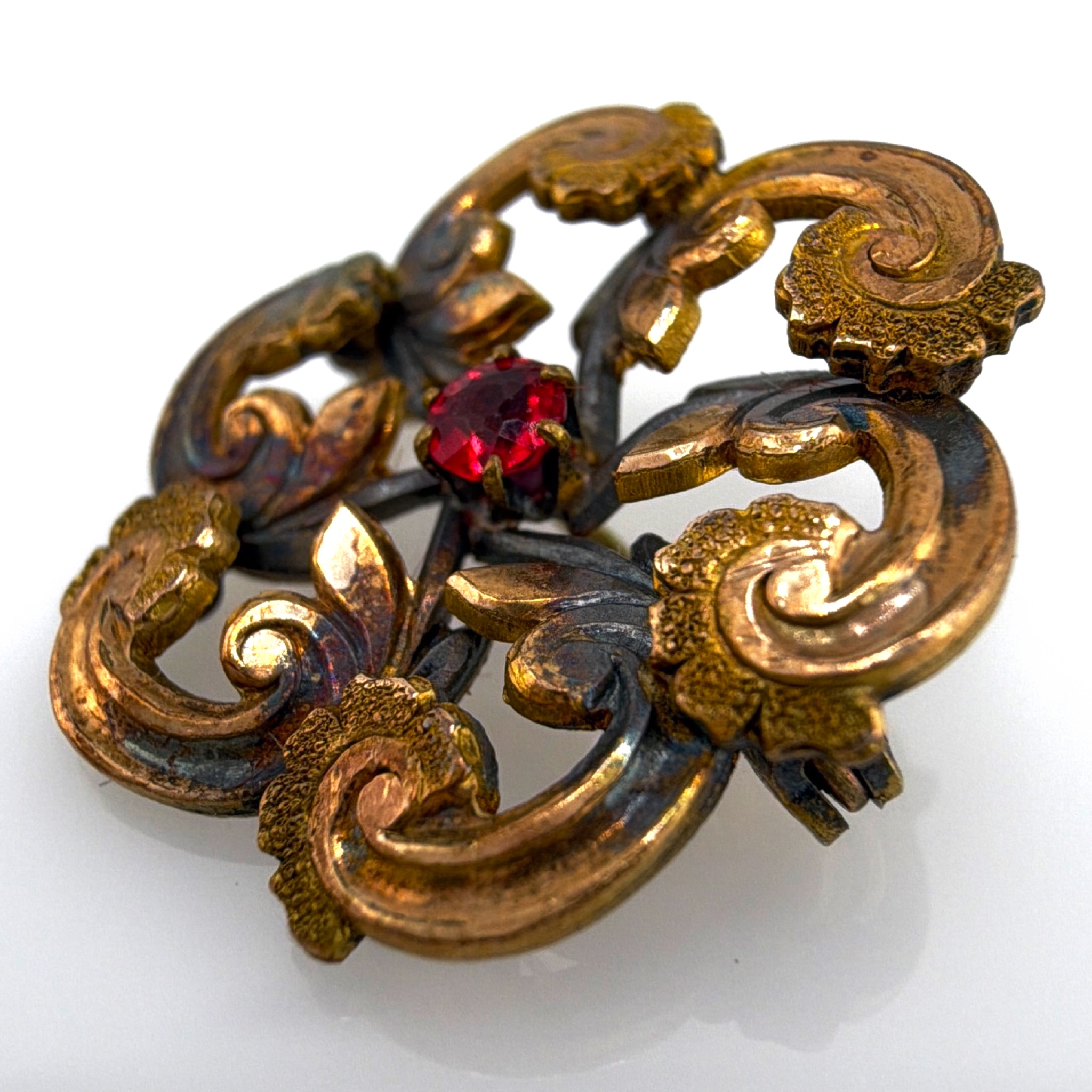 Victorian 1880s–1910s Gold Tone Scroll Brooch, Red Stone/Paaste Center 2.64g — Side
