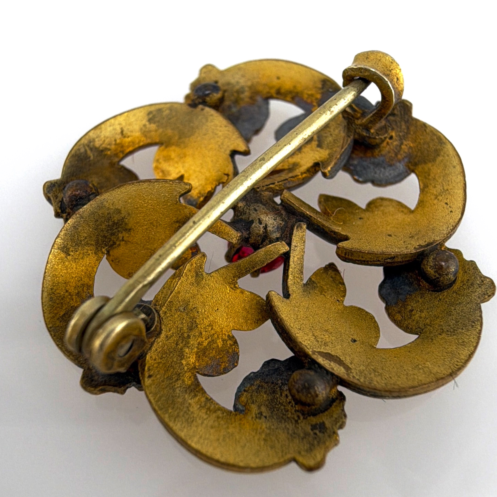 Victorian 1880s–1910s Gold Tone Scroll Brooch, Red Stone/Paaste Center 2.64g — Back