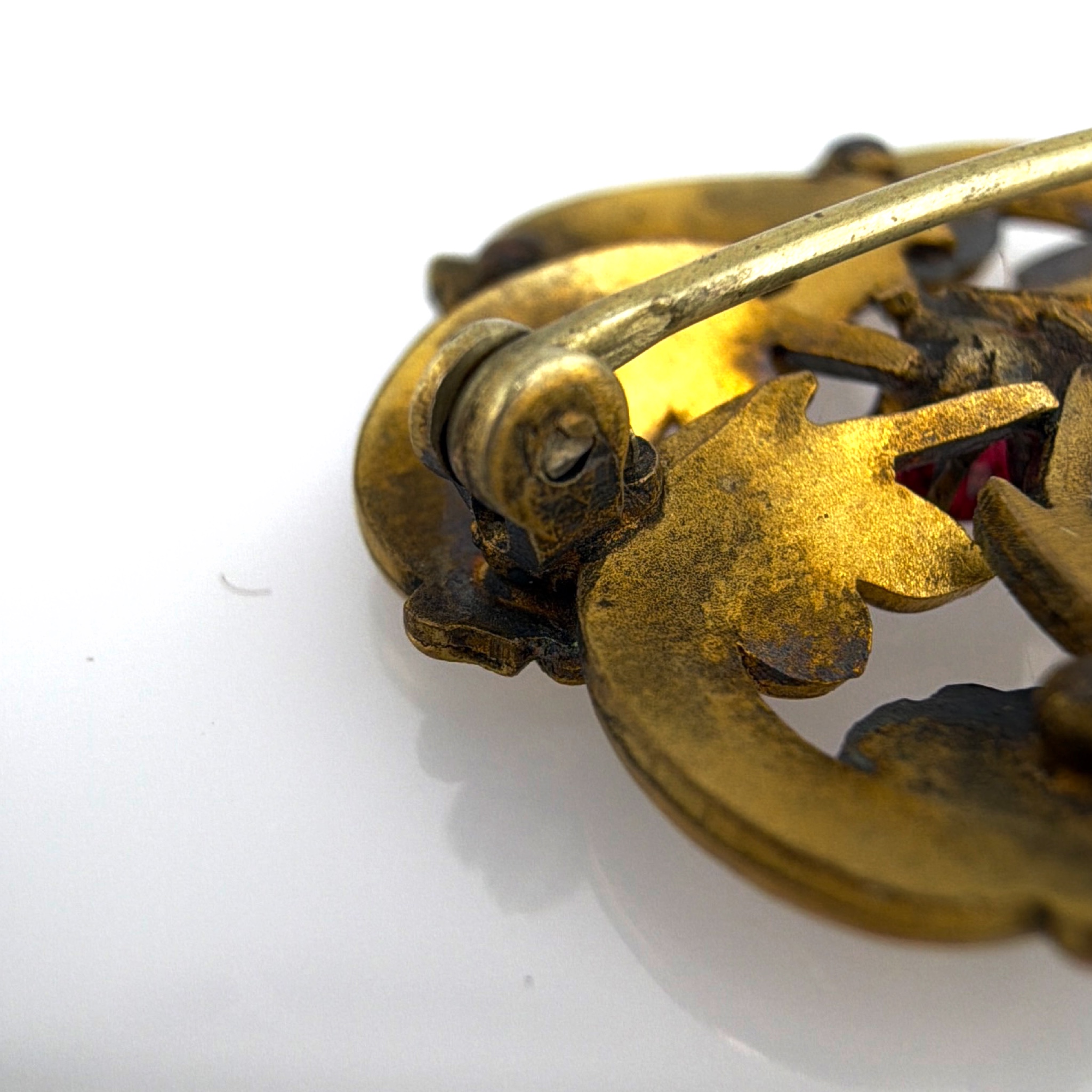 Victorian 1880s–1910s Gold Tone Scroll Brooch, Red Stone/Paaste Center 2.64g — Detail