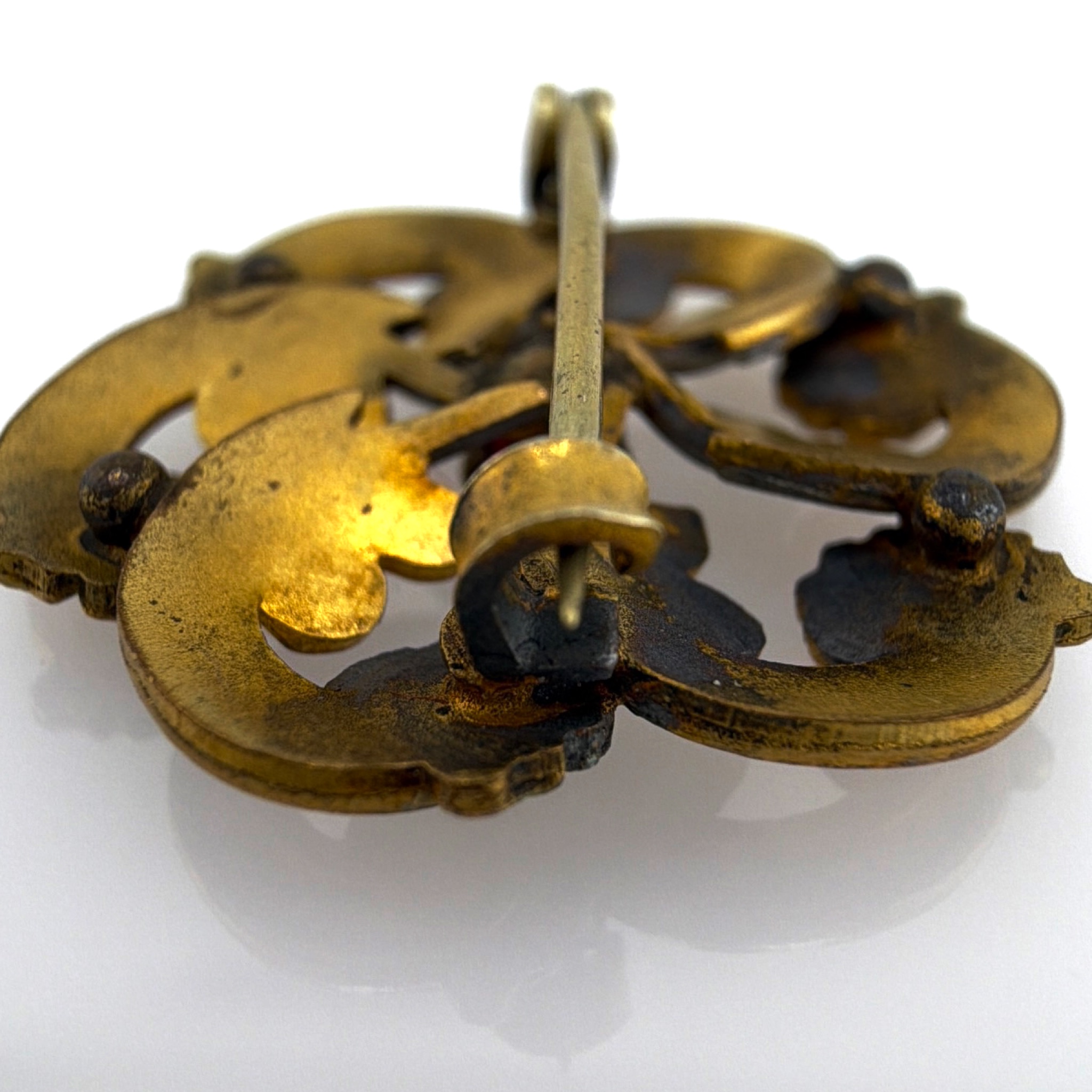 Victorian 1880s–1910s Gold Tone Scroll Brooch, Red Stone/Paaste Center 2.64g — Detail