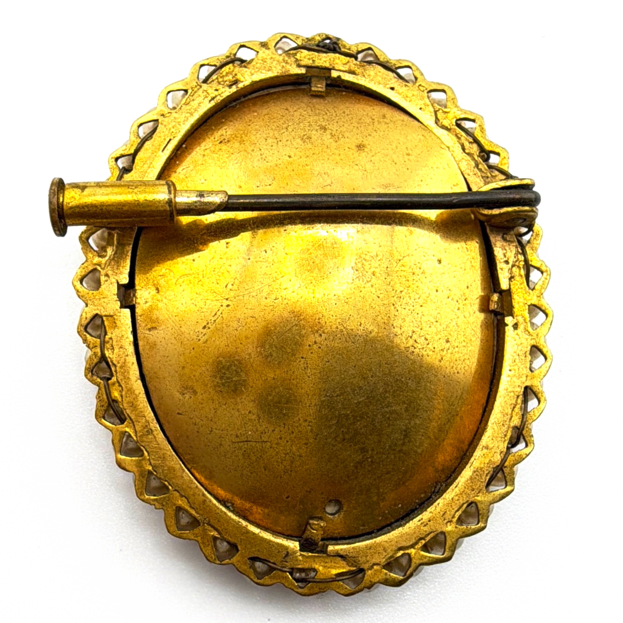 Victorian 1880s–1910s Gold Filled Portrait Brooch, Faux Pearl Halo, Hand-Tinted Lady 6.27g — Detail