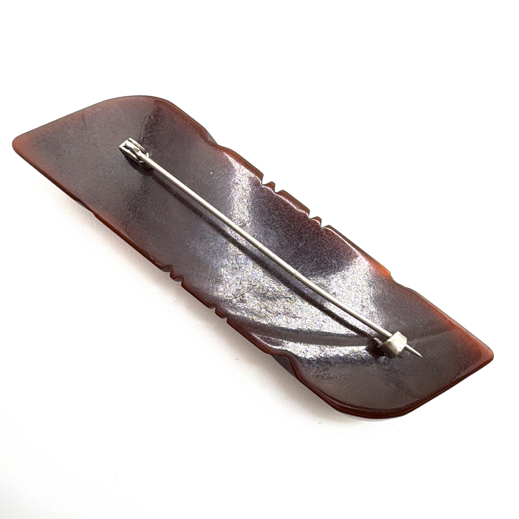 Retro 30s–50s Carved Bakelite Bow Bar Brooch 16.08g 2.75 in — Detail